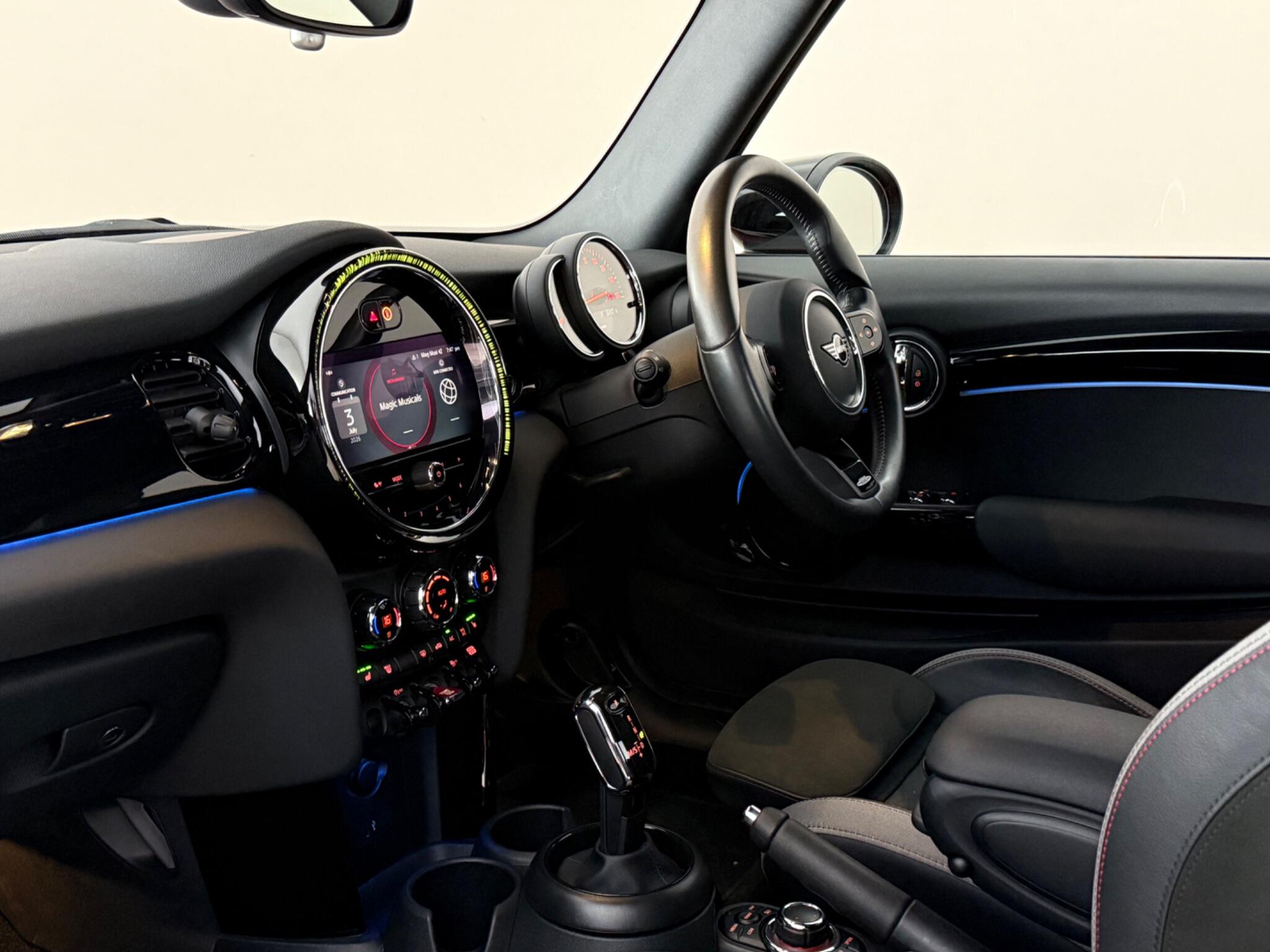 Mini Convertible view 4