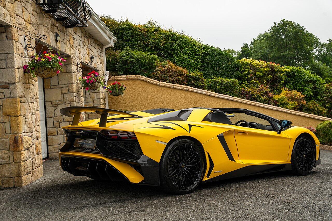 Lamborghini Aventador view 9