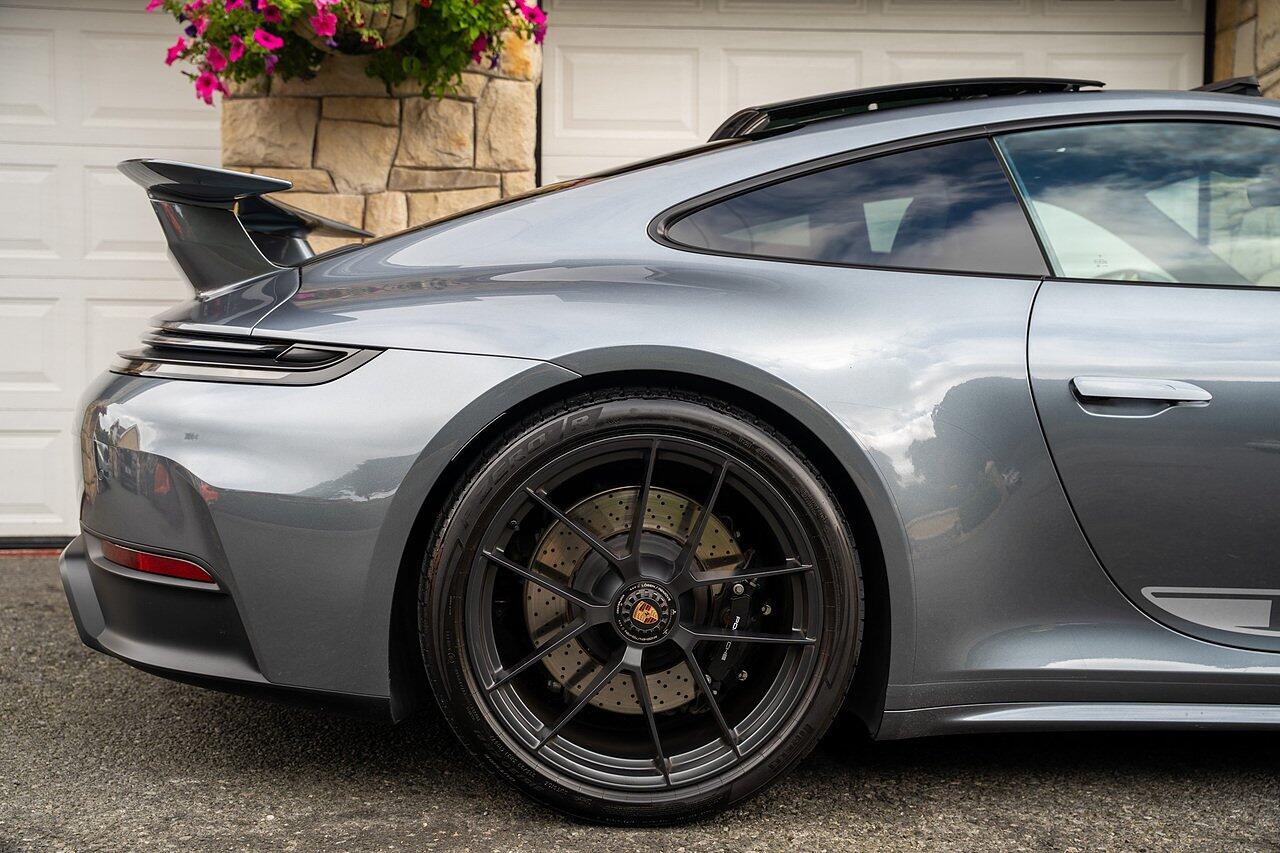 Porsche 911 view 5