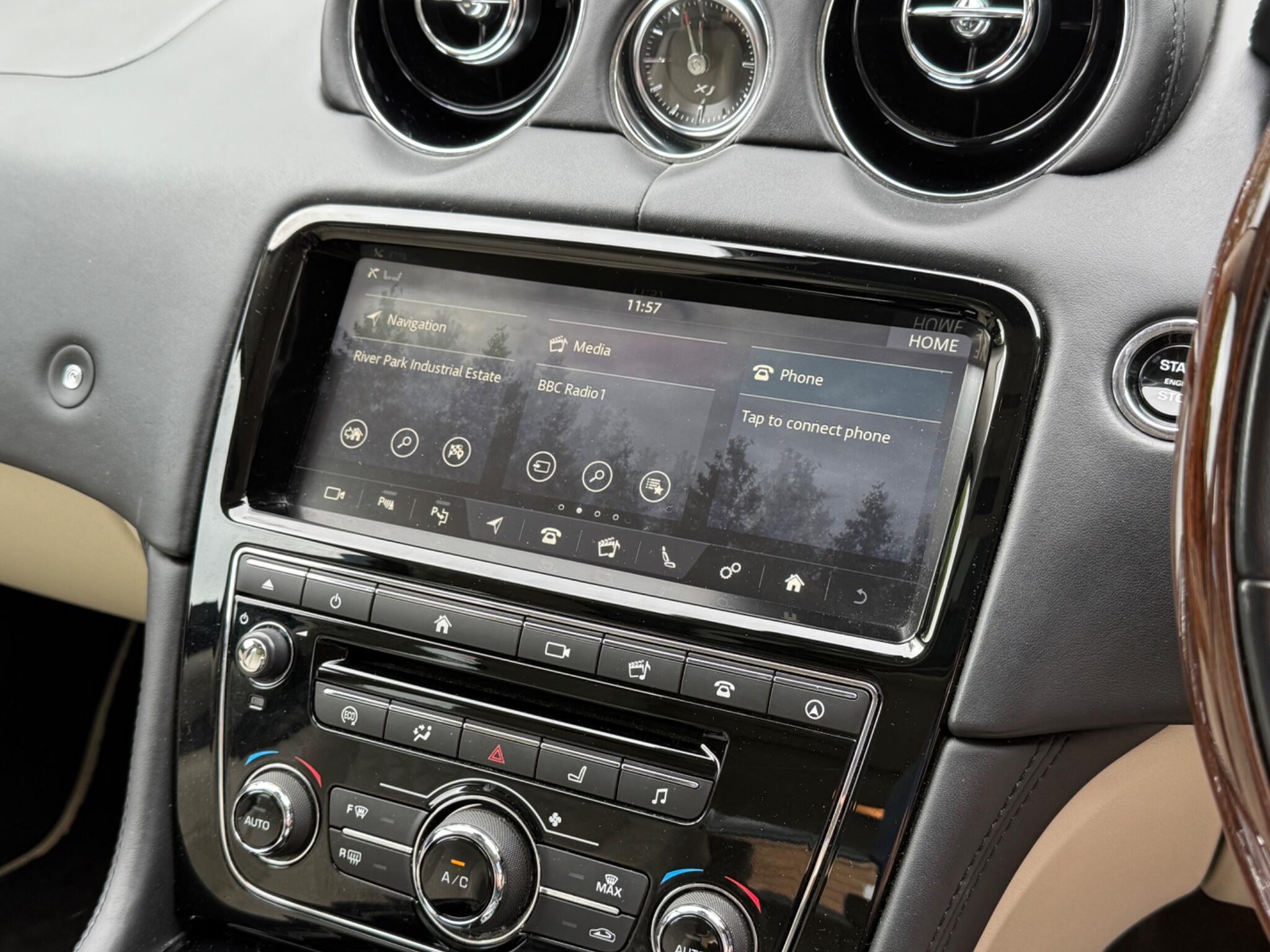 Jaguar XJ view 27