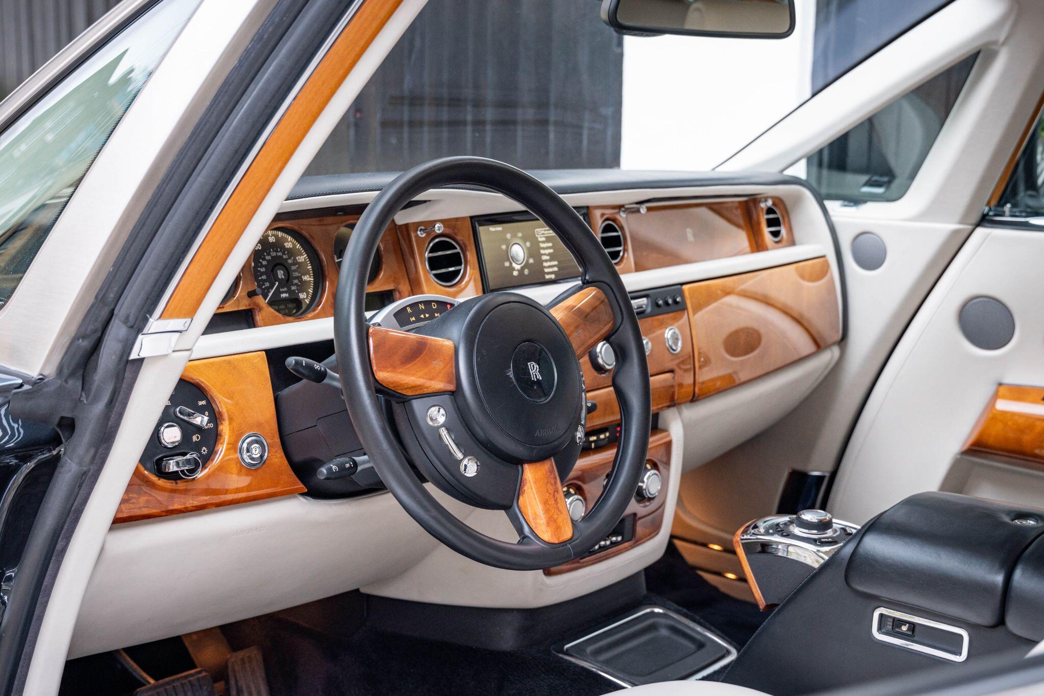 Rolls-Royce Phantom view 45