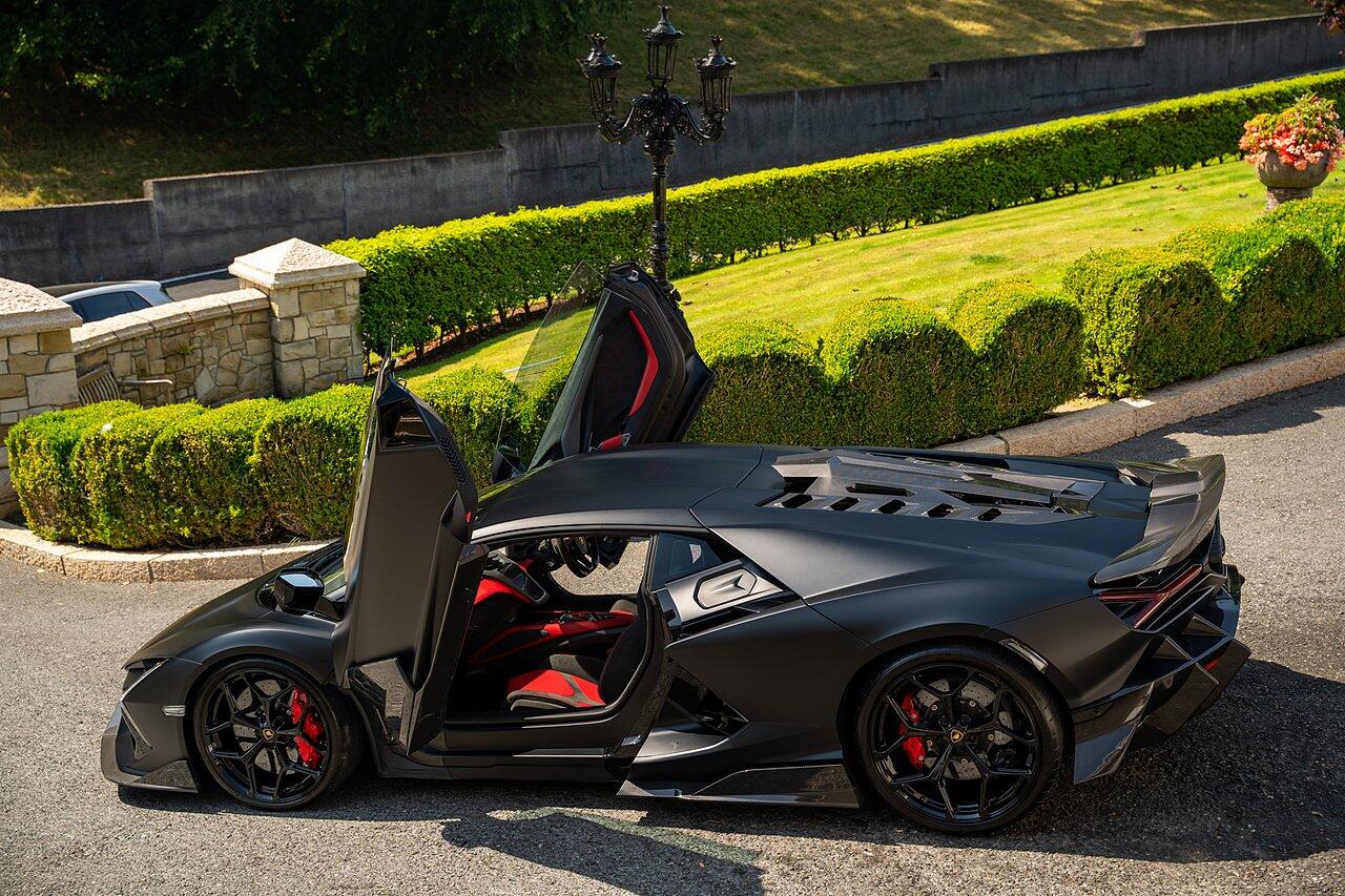 Lamborghini Revuelto view 112