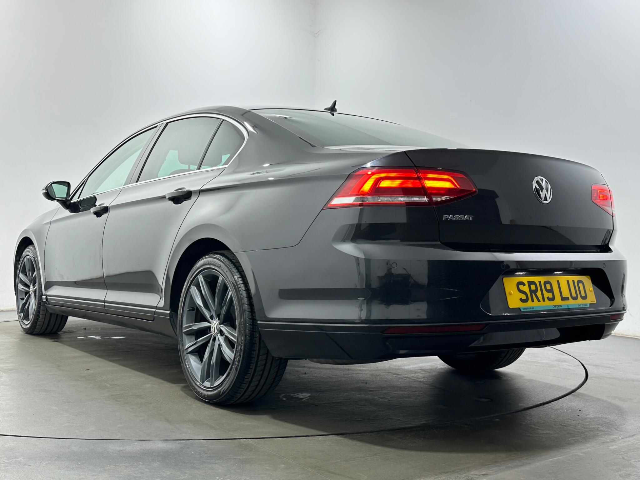 Volkswagen Passat view 48