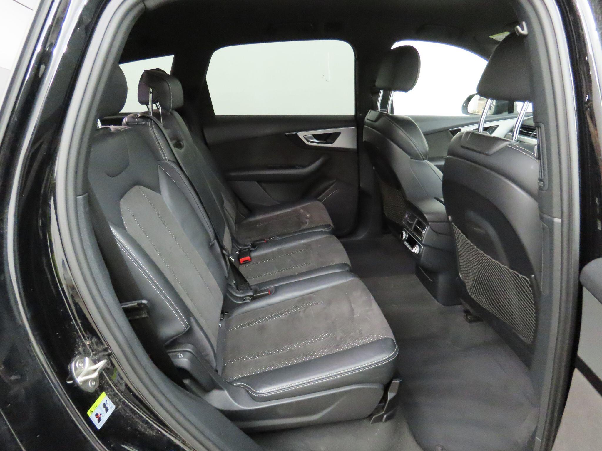 Audi Q7 view 10