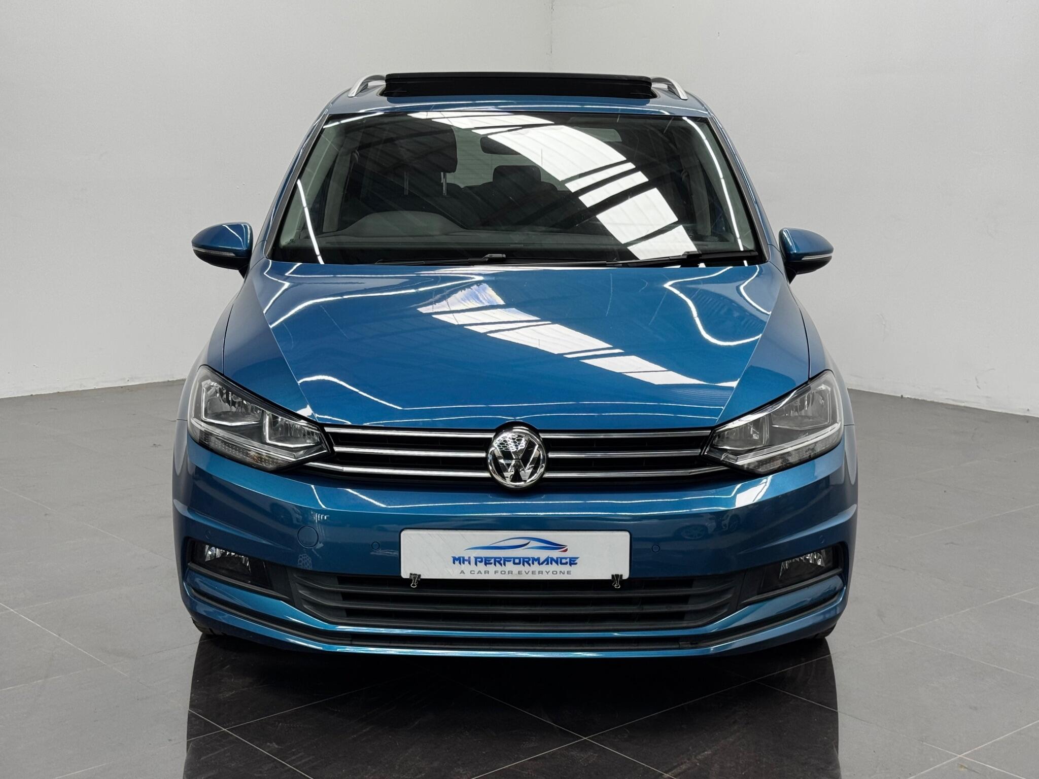 Volkswagen Touran view 2