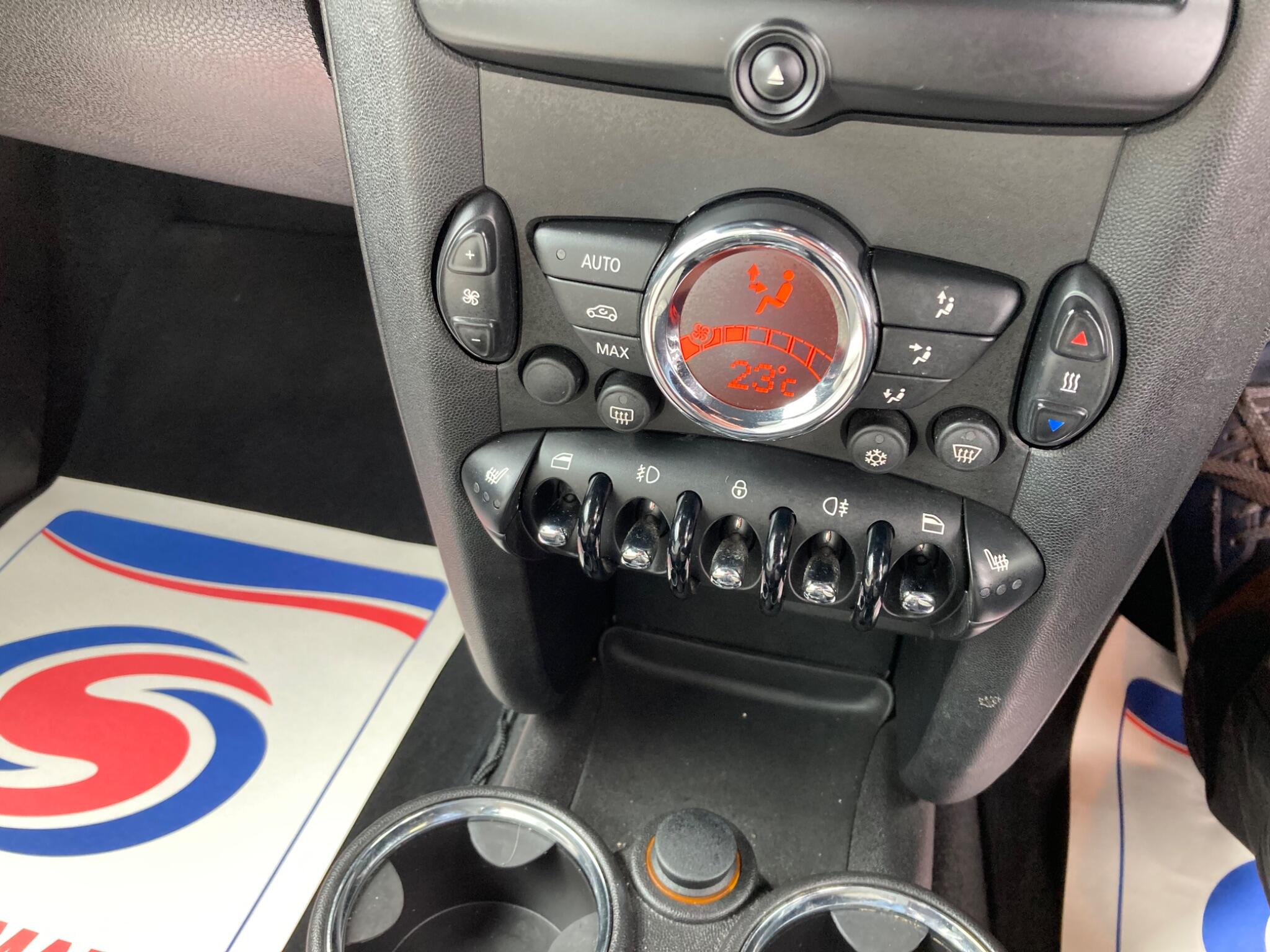 2011 MINI Hatch image 16
