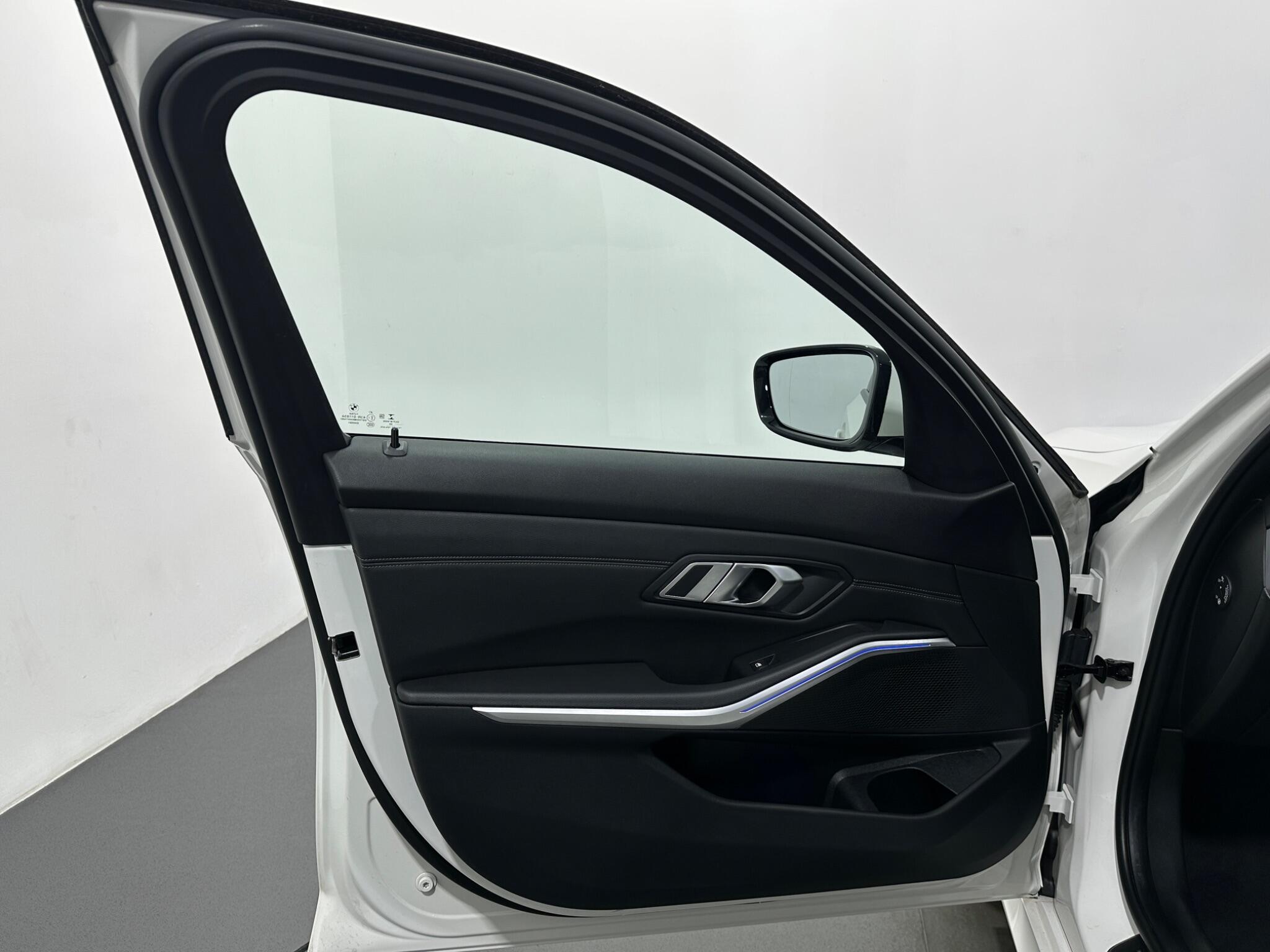 BMW 3 Series view 40