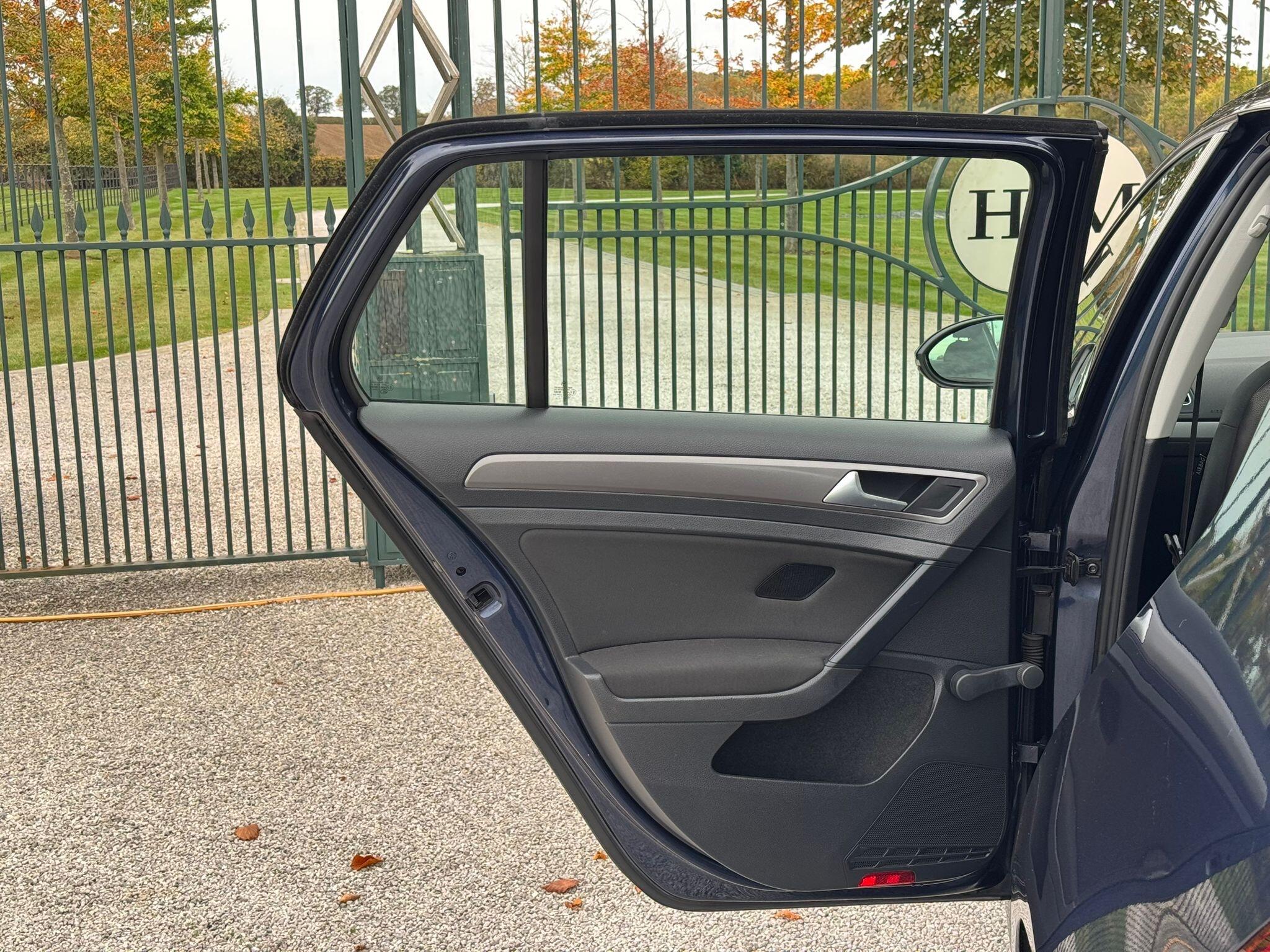 2013 Volkswagen Golf image 25