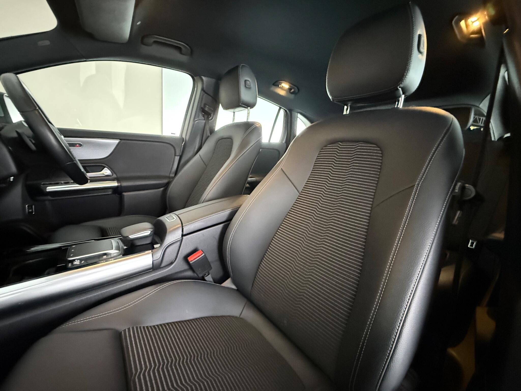 Mercedes-Benz Gla view 33