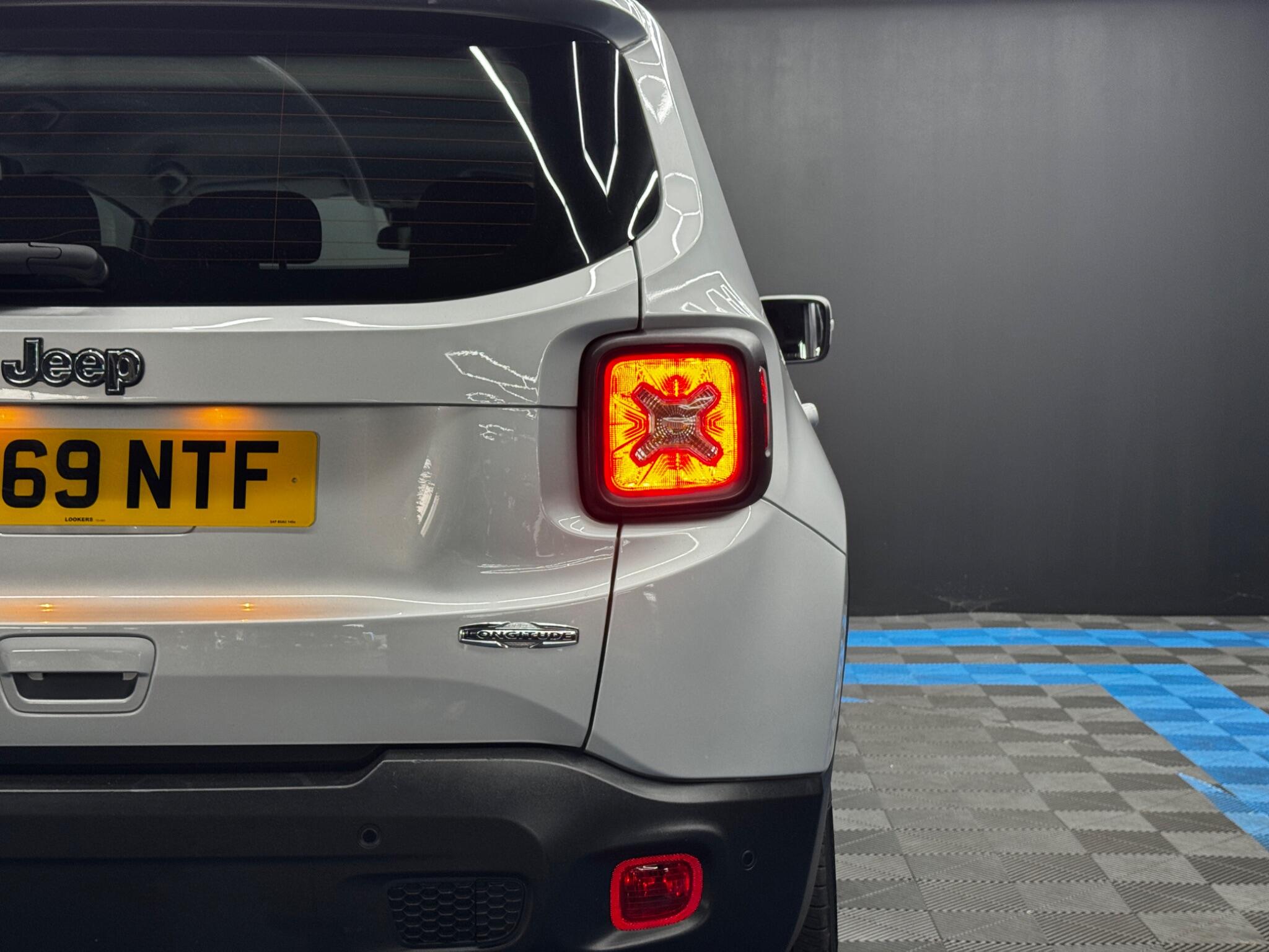 Jeep Renegade view 38