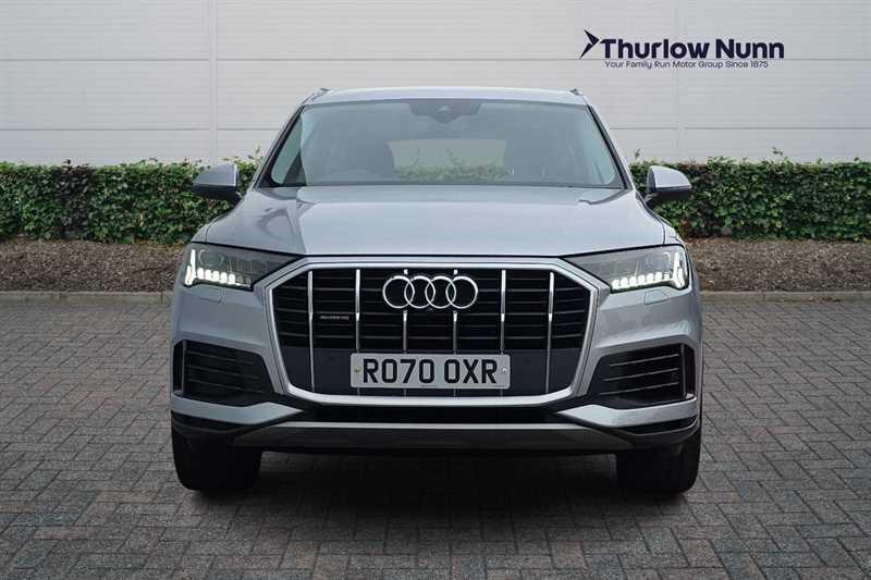 Audi Q7 view 8