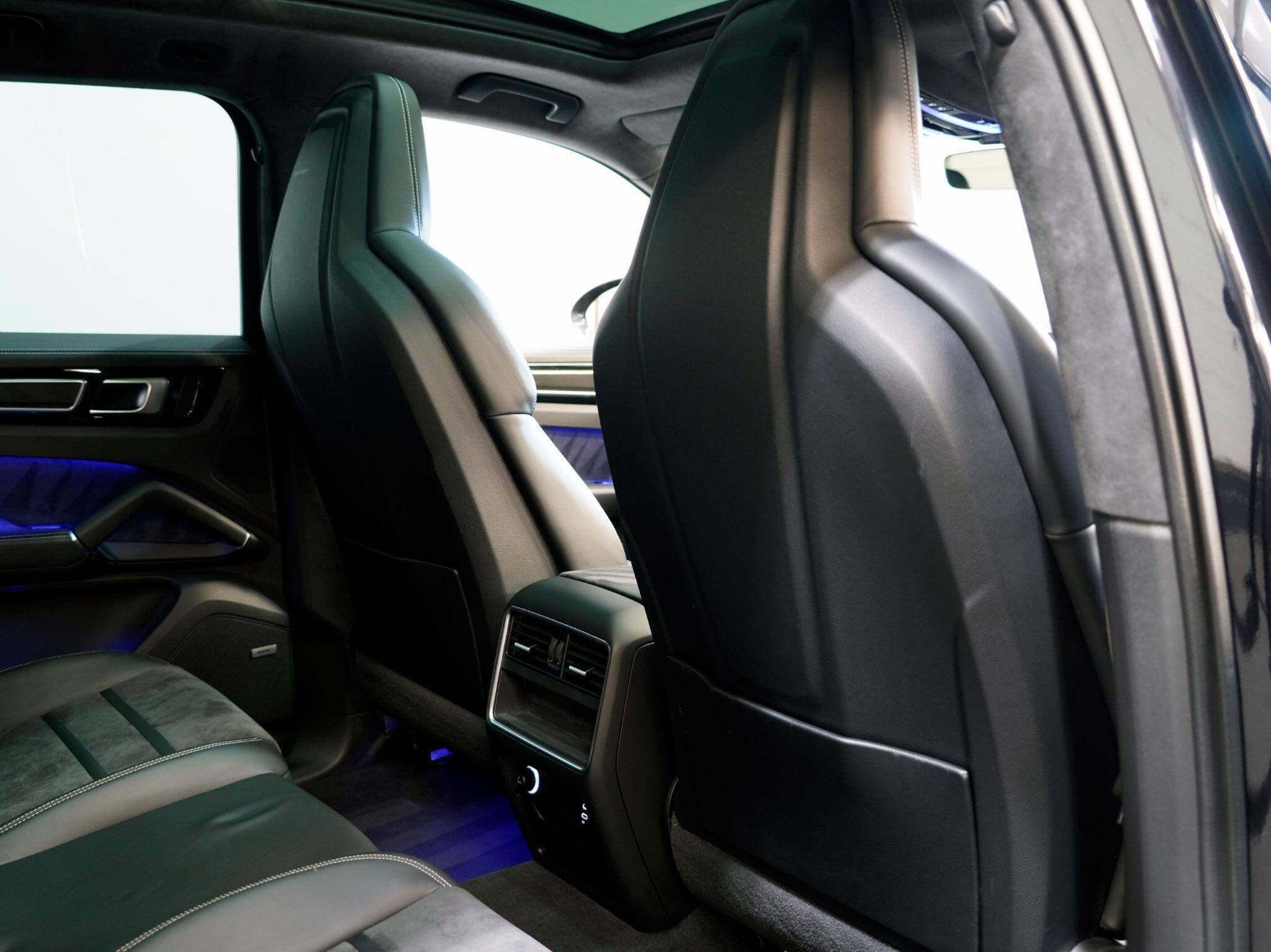Porsche Cayenne view 29