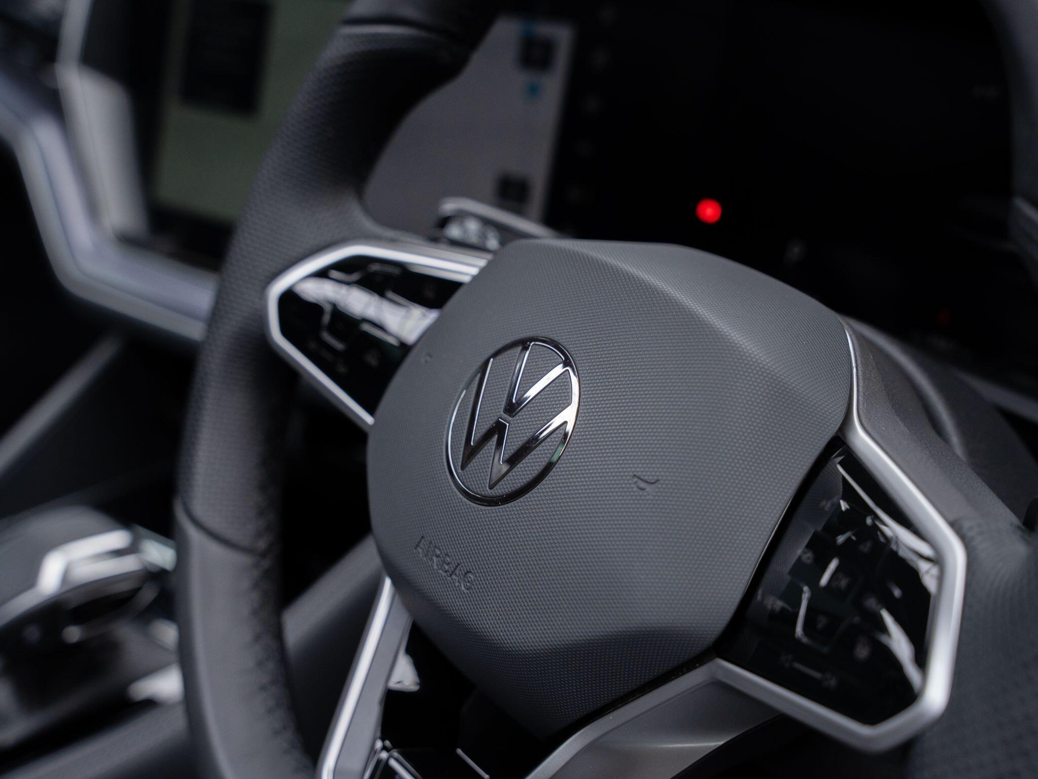Volkswagen Touareg view 18
