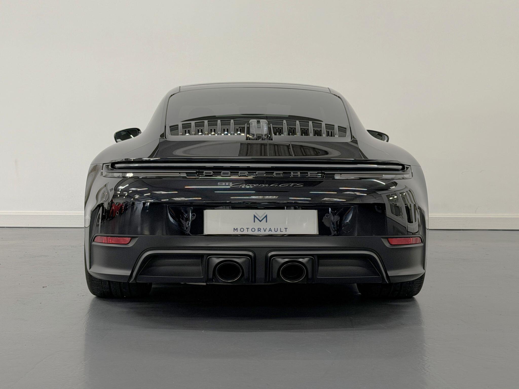 Porsche 911 view 7