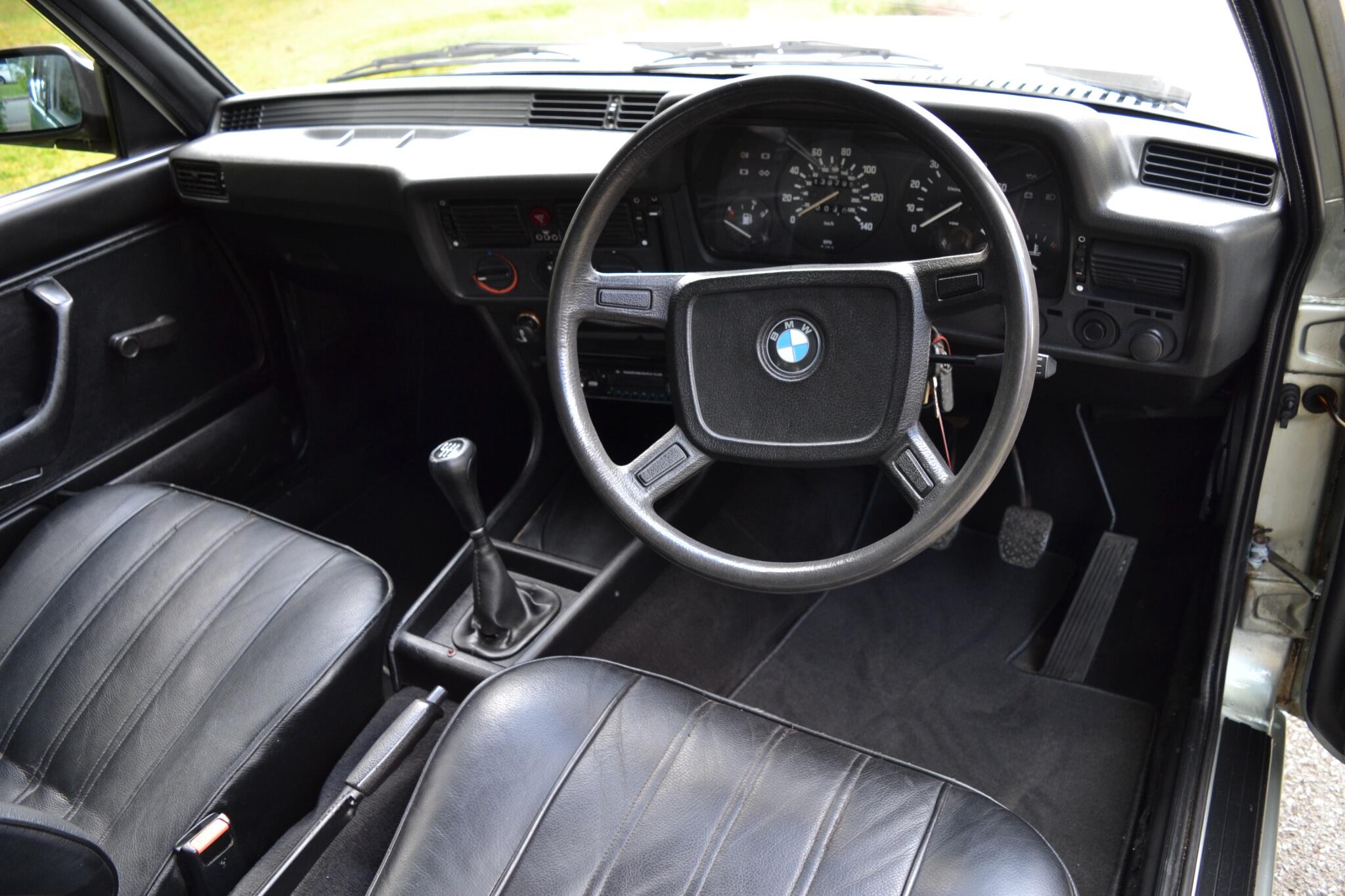 BMW 3 Series view 18