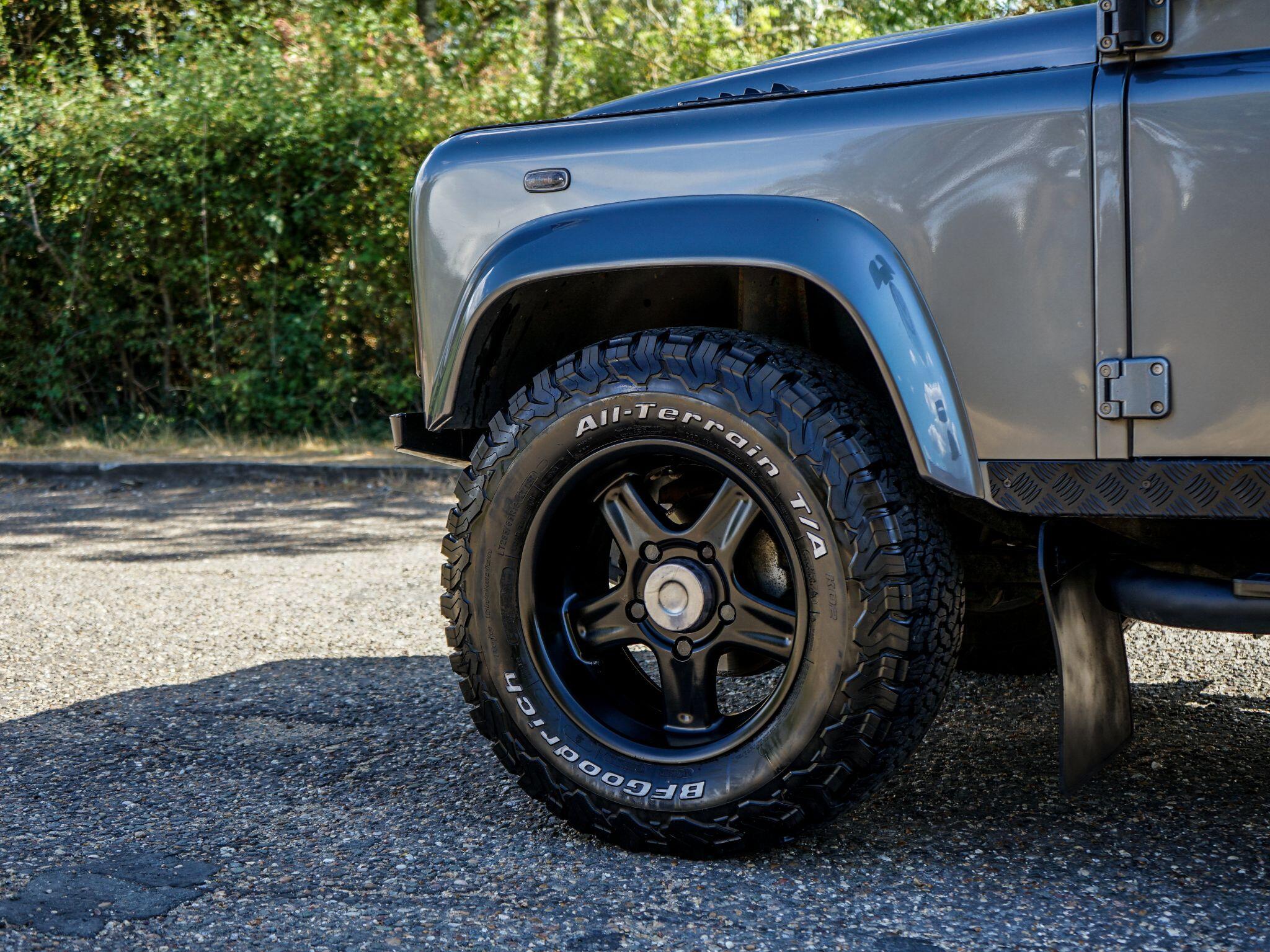 Land Rover Defender 110 view 5