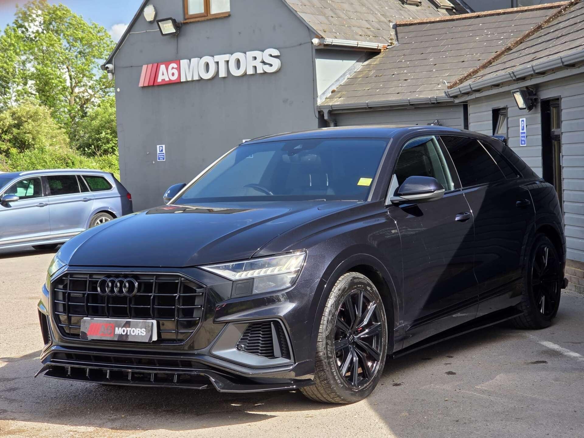 Audi Q8 view 9