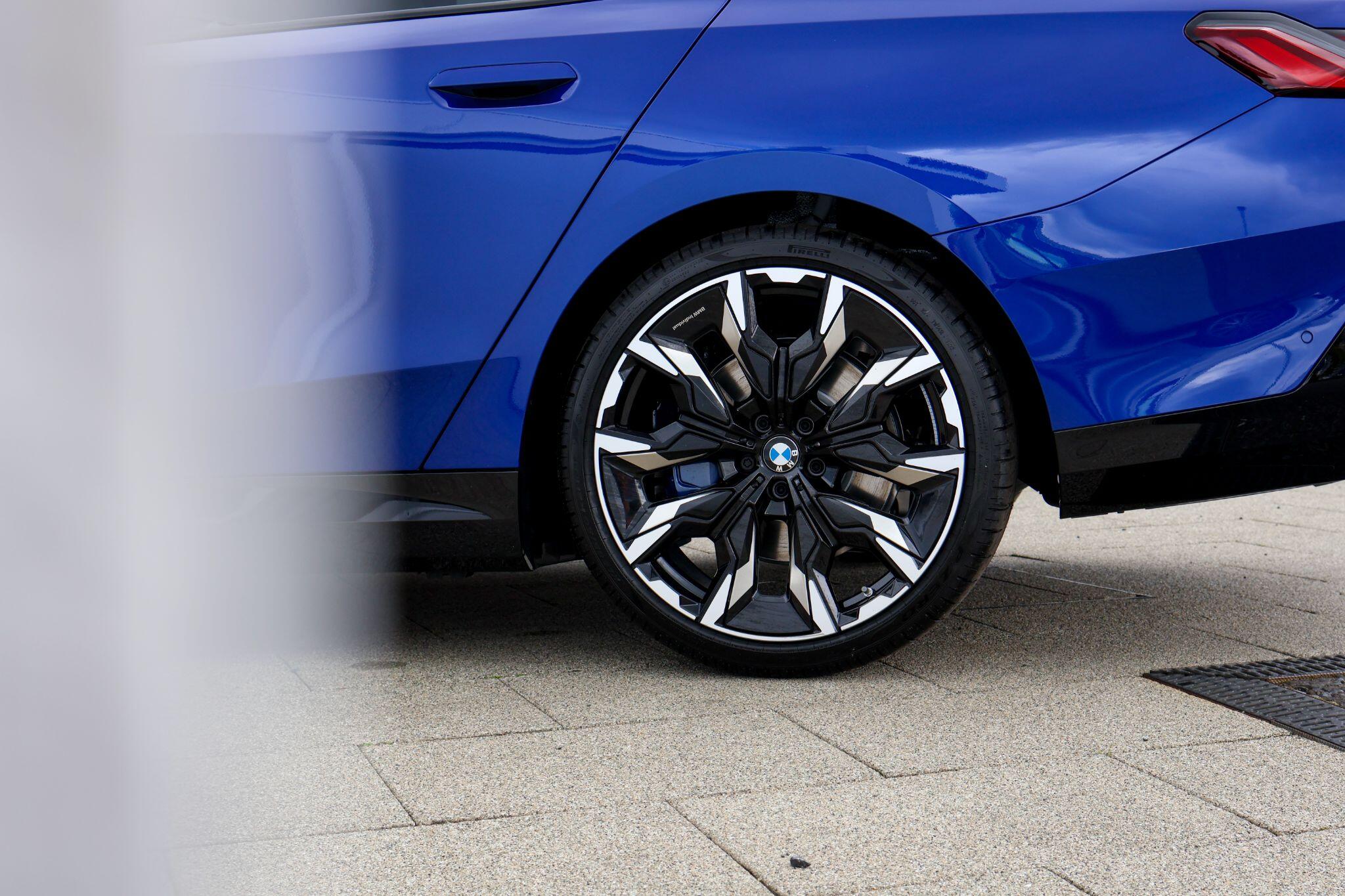 BMW 5 Series view 14