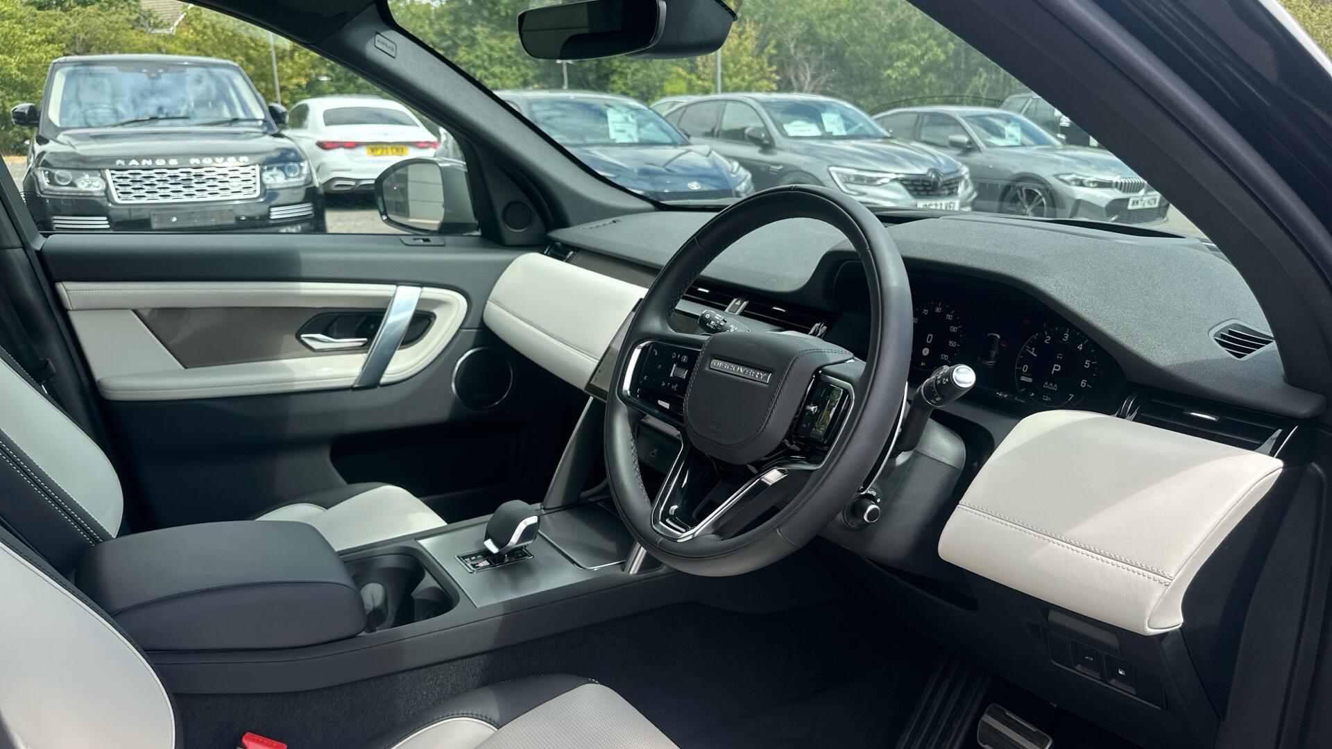 Land Rover Discovery Sport view 9