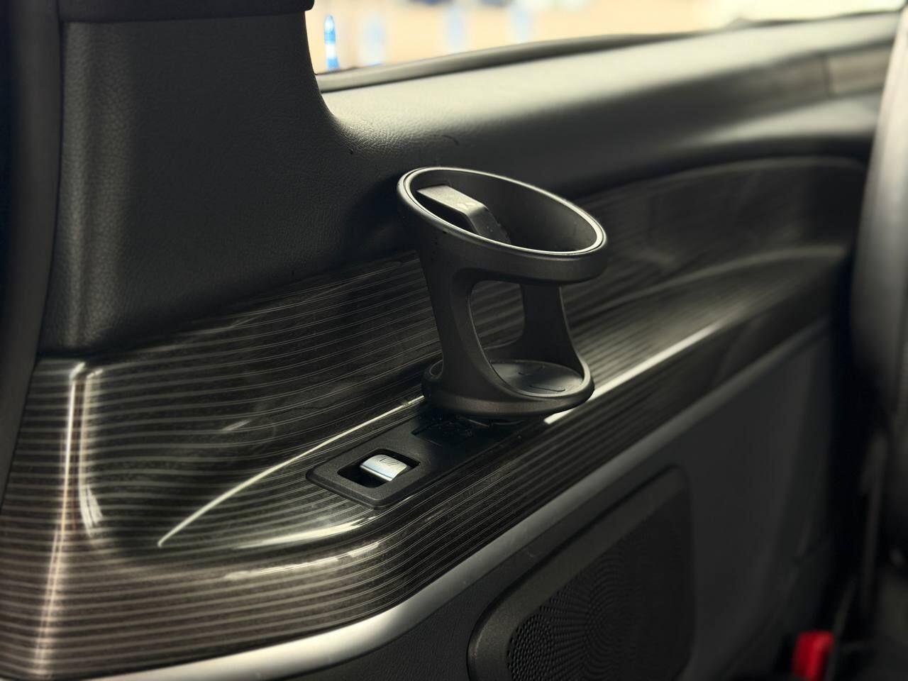 Mercedes-Benz Eqv view 33