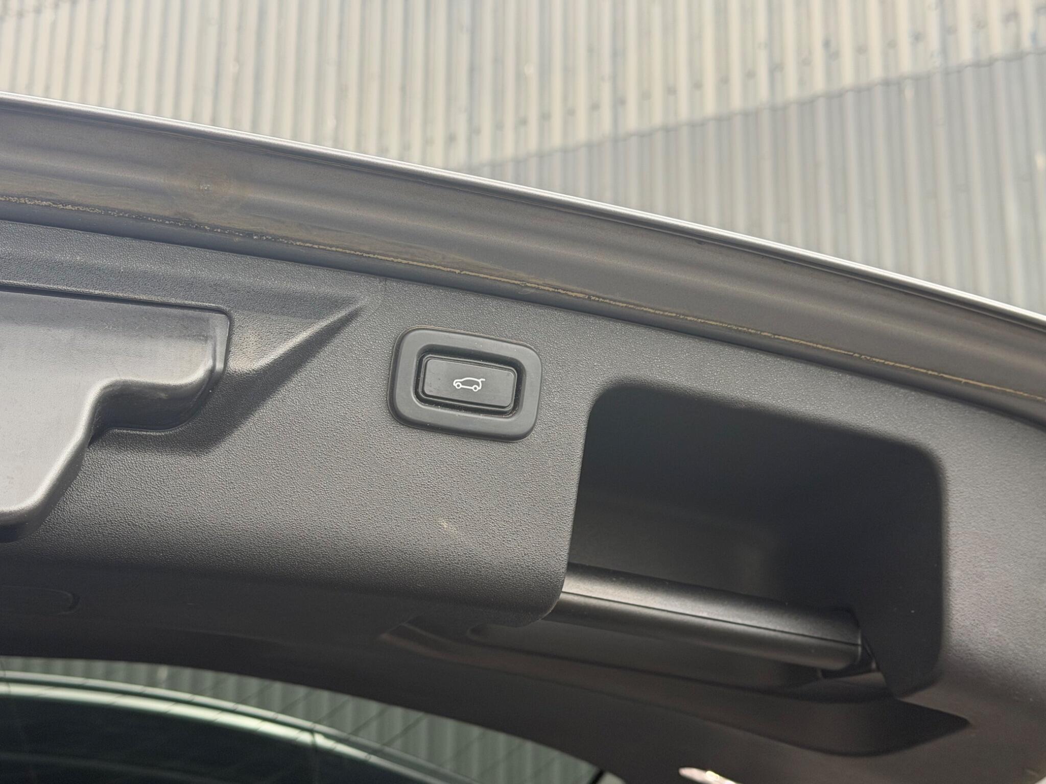 Land Rover Discovery Sport view 18