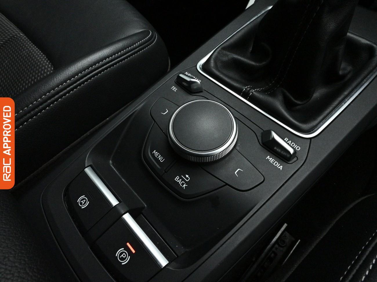 Audi Q2 view 24