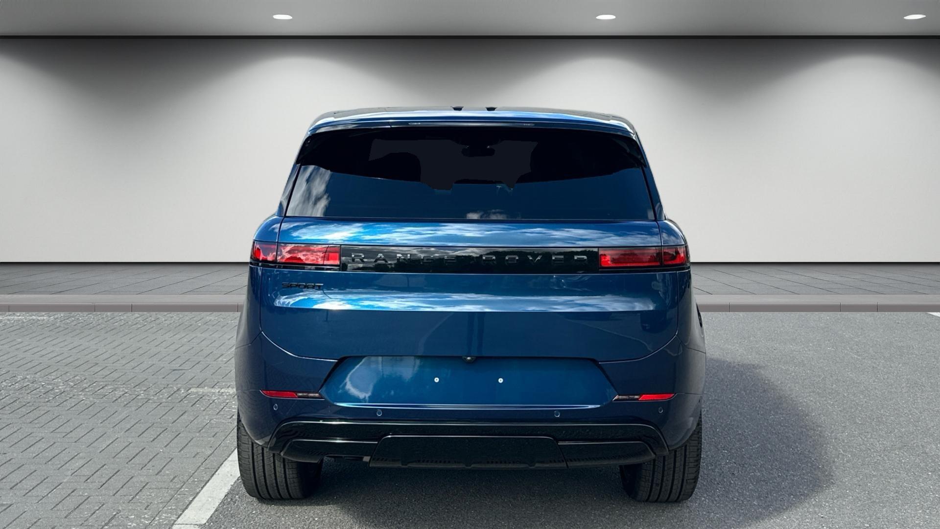 Land Rover Range Rover Sport view 4
