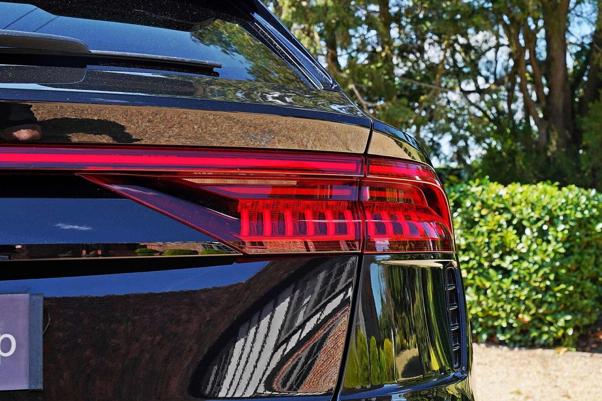 Audi RS Q8 view 5