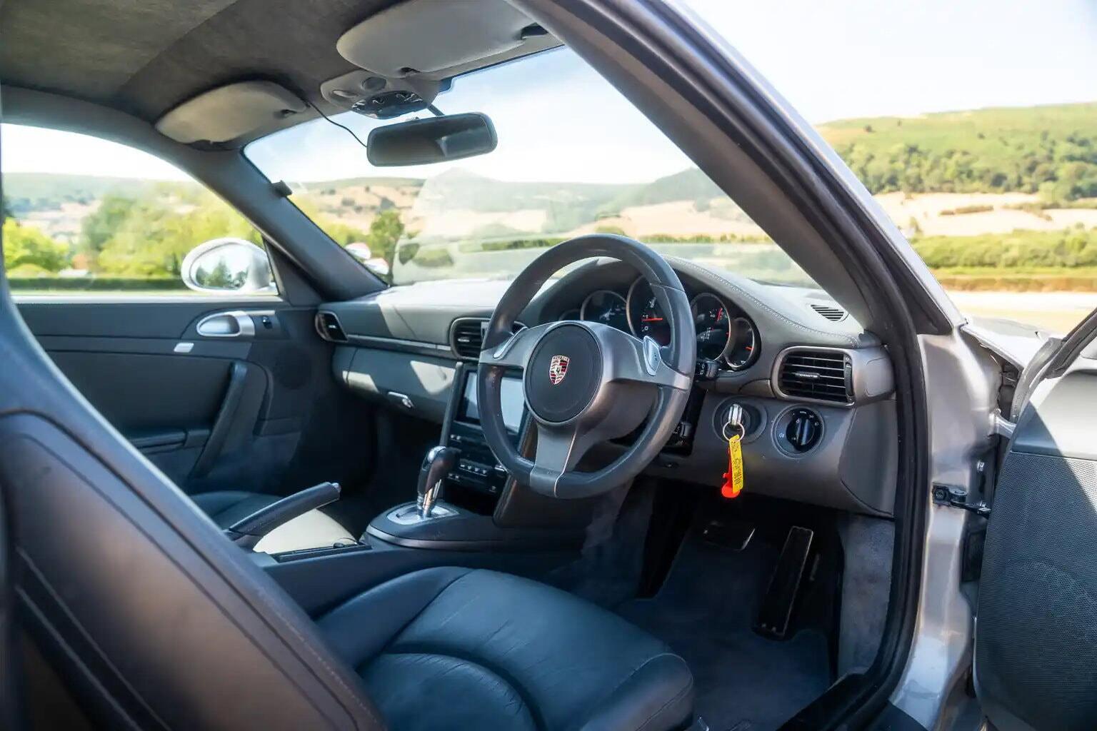 Porsche 911 view 16