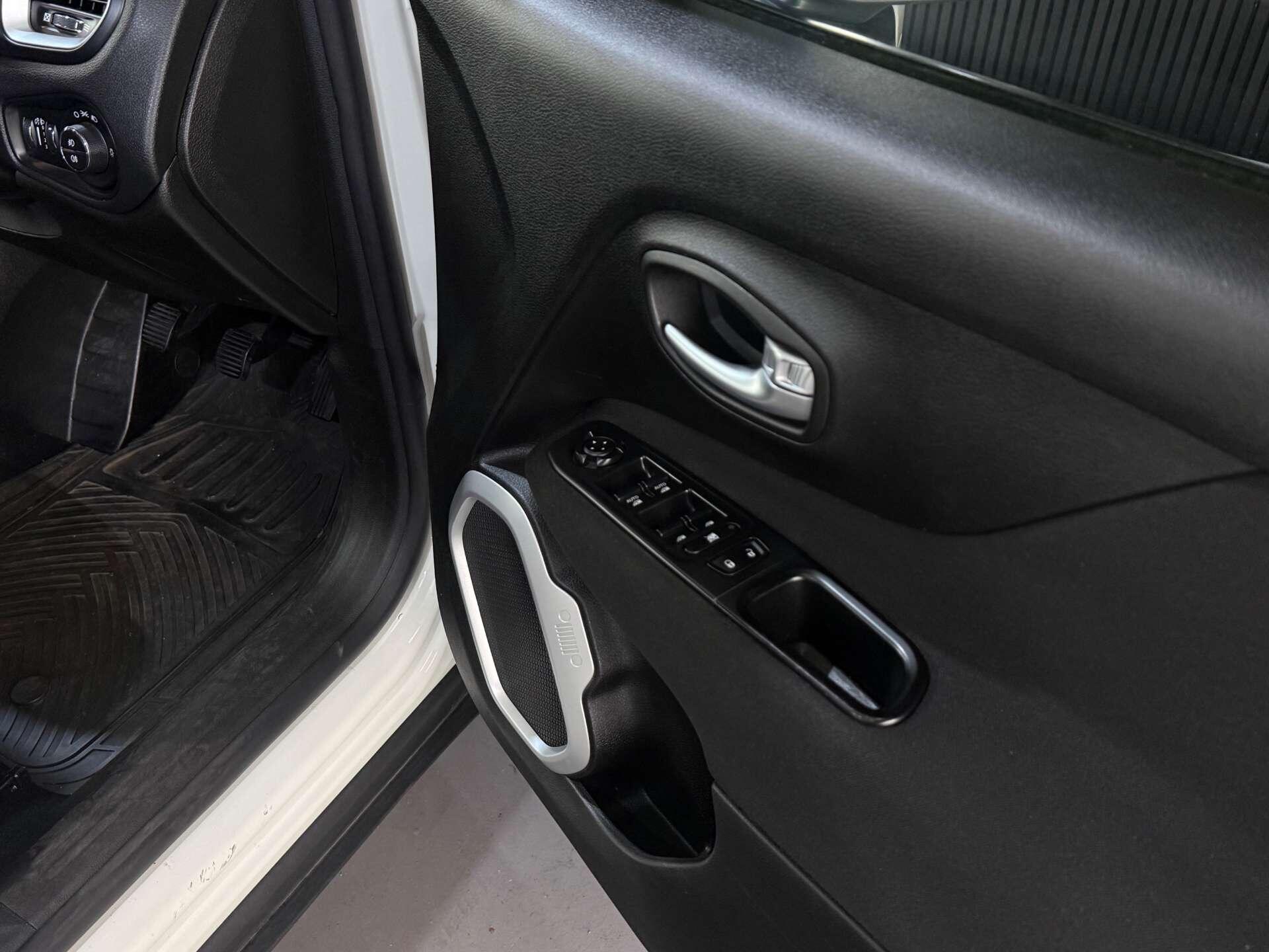 Jeep Renegade view 26