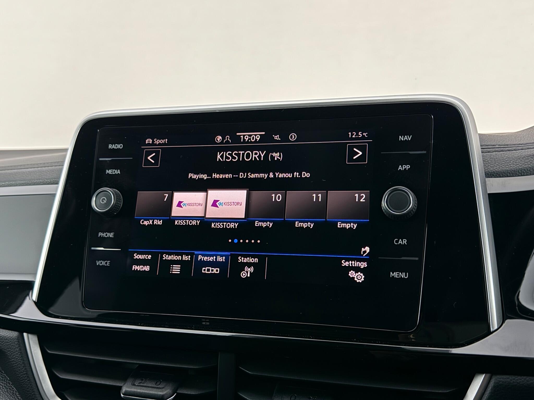 Volkswagen T-Roc view 21