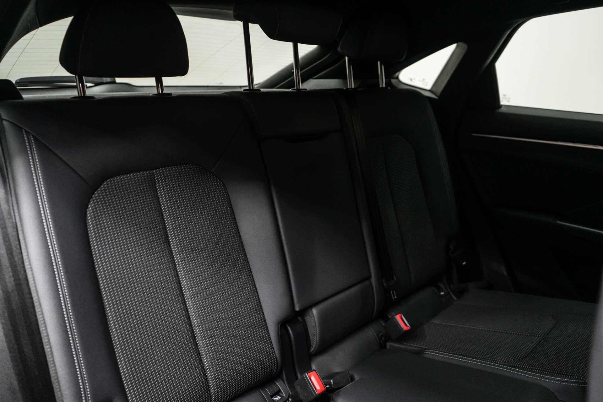 Audi Q3 view 21