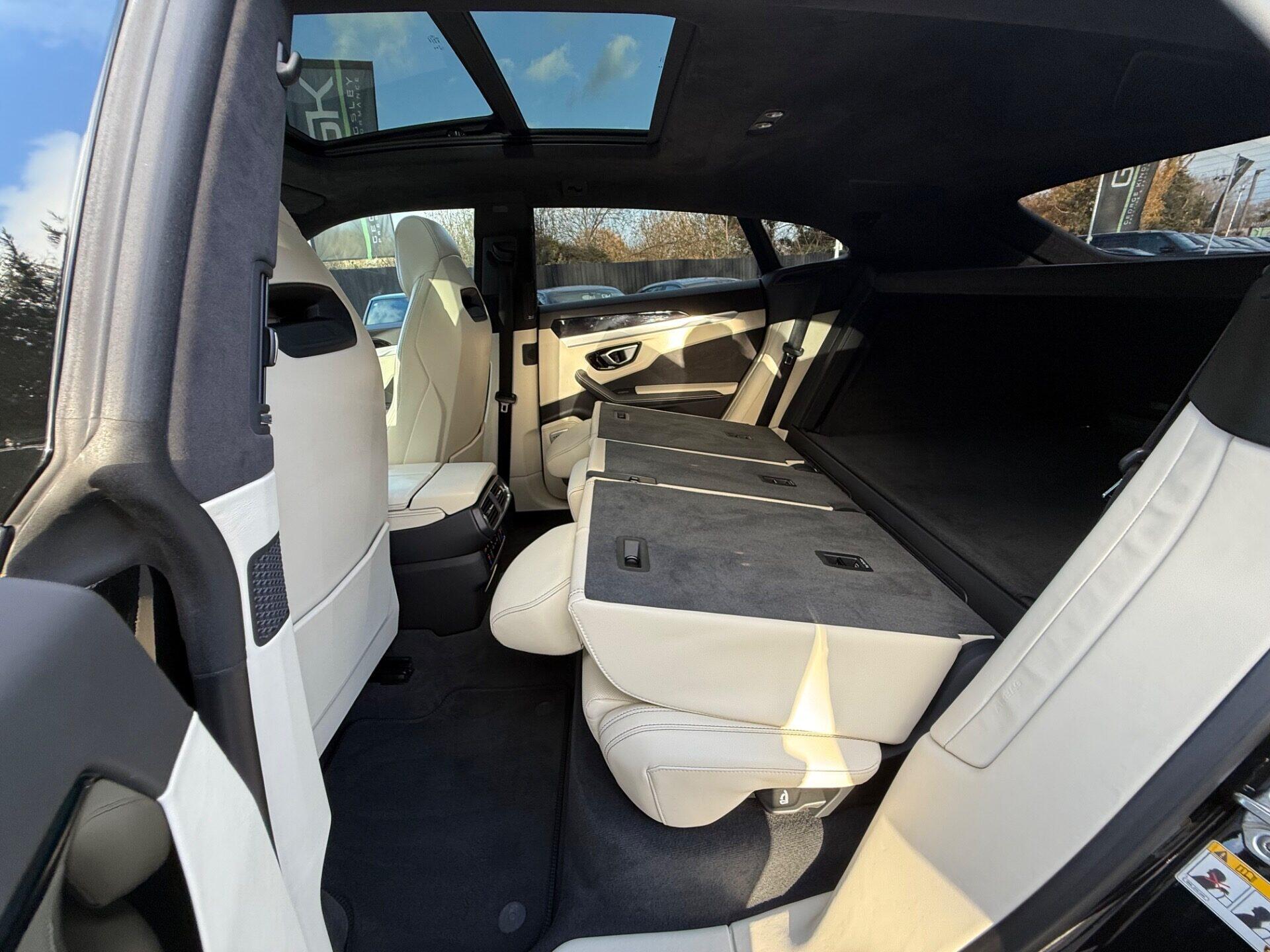 Lamborghini Urus view 76