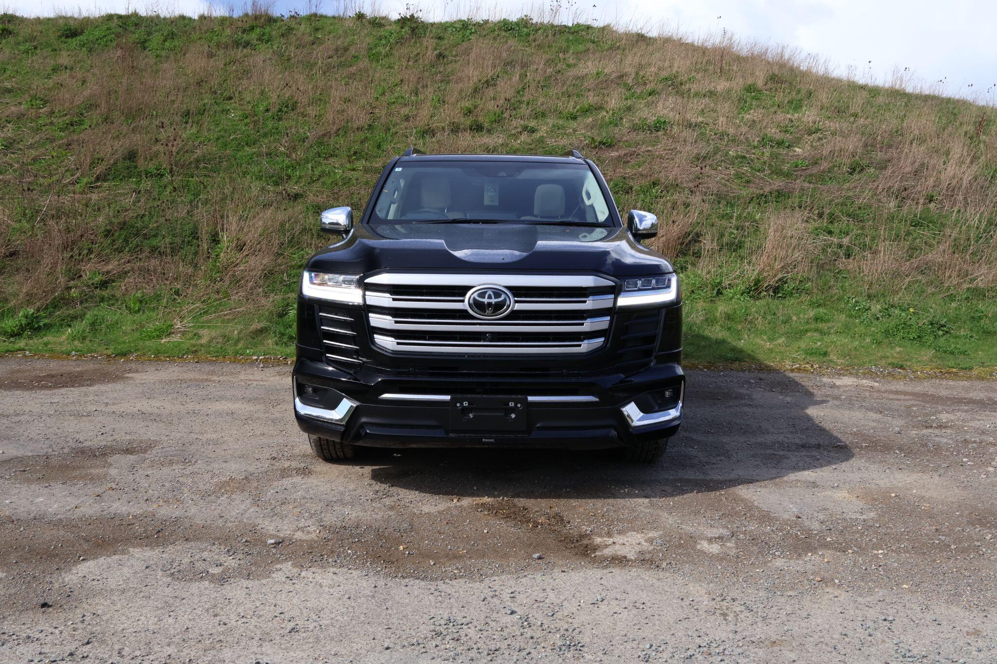 Toyota Land Cruiser view 4