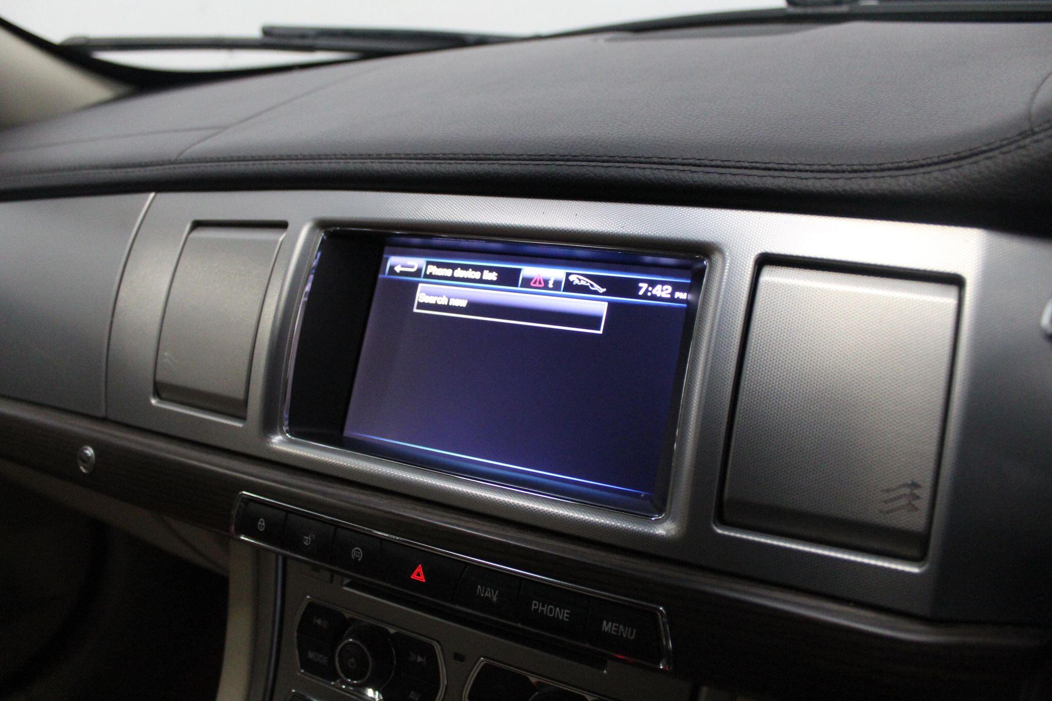 Jaguar XF view 36