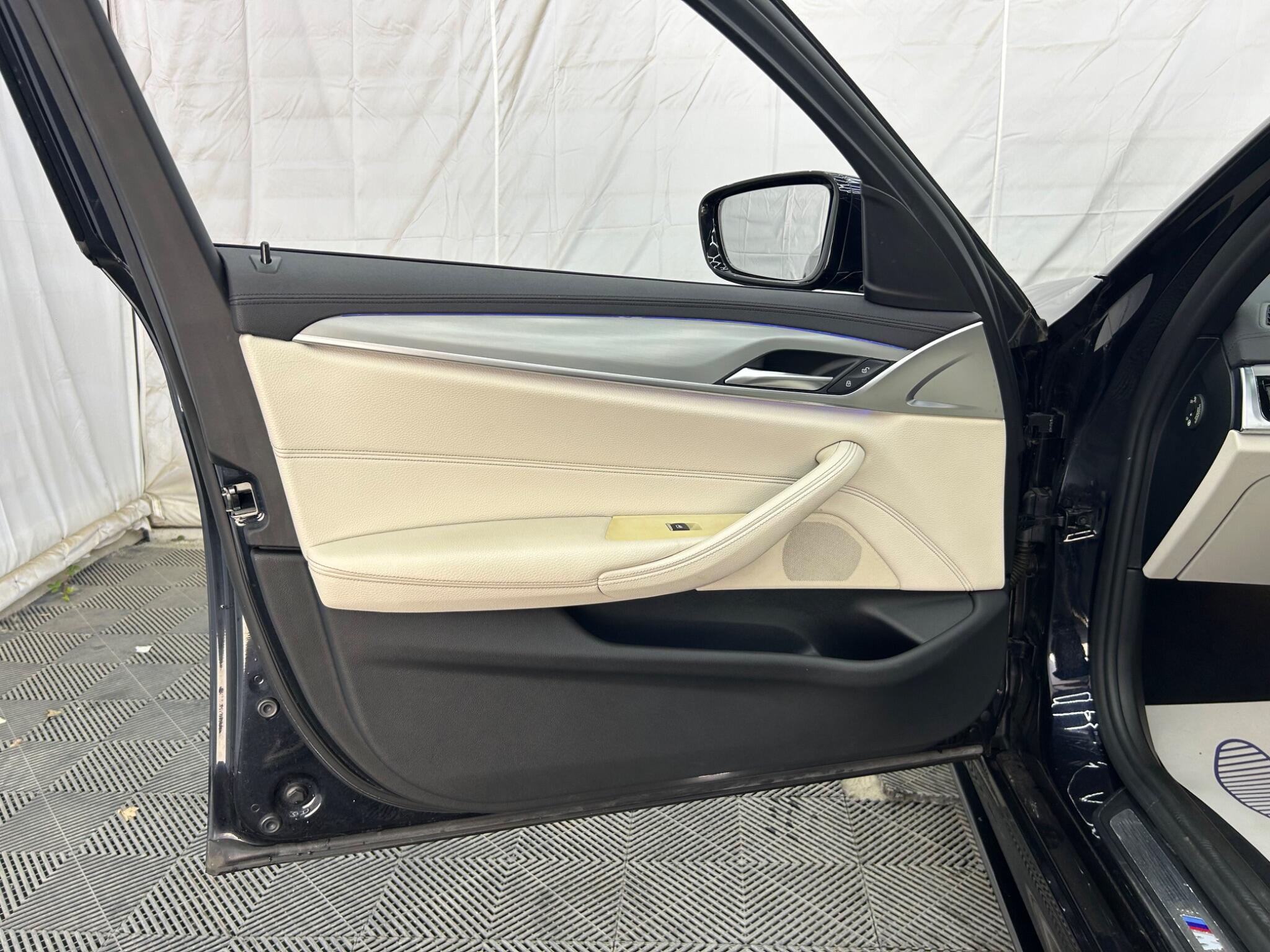 BMW 5 Series view 32