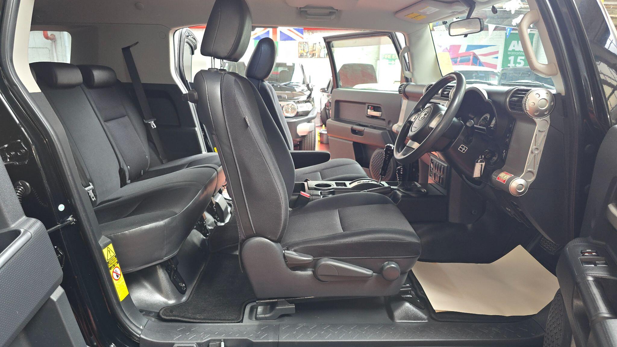 Toyota FJ Cruiser view 8