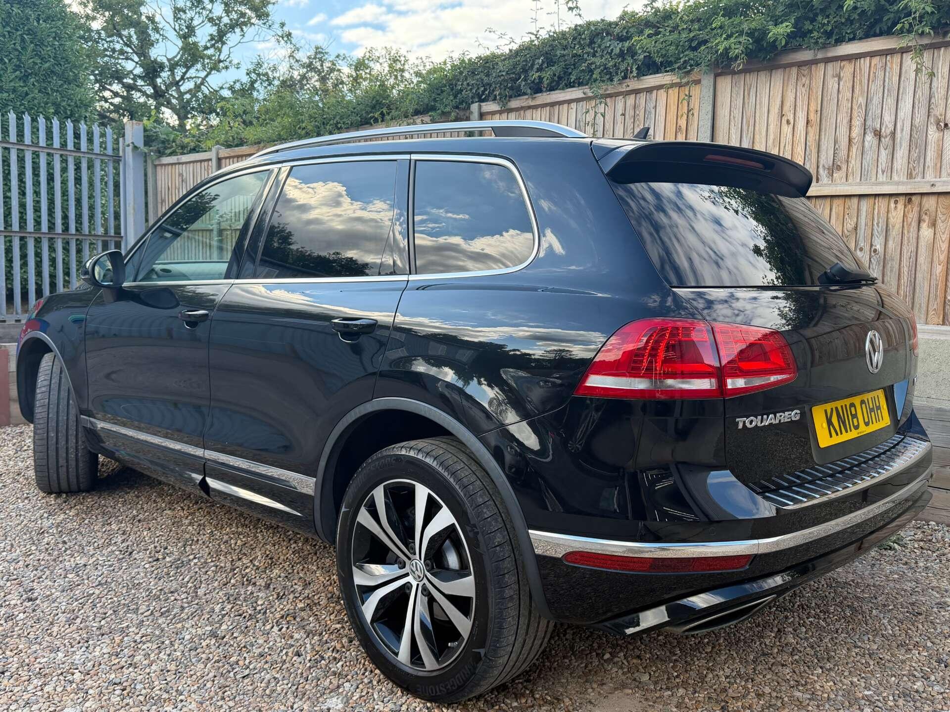 Volkswagen Touareg view 8