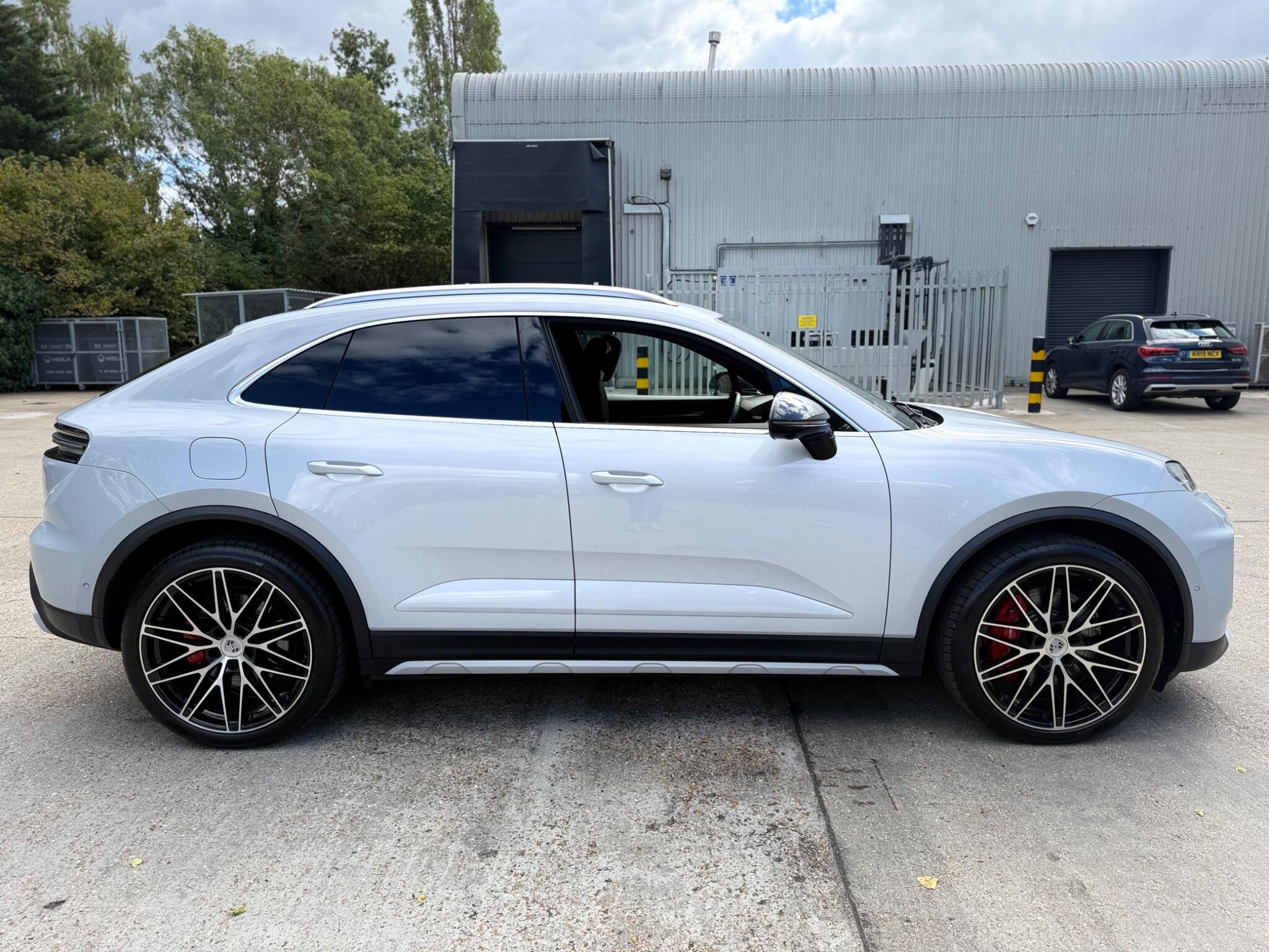 Porsche Macan view 11