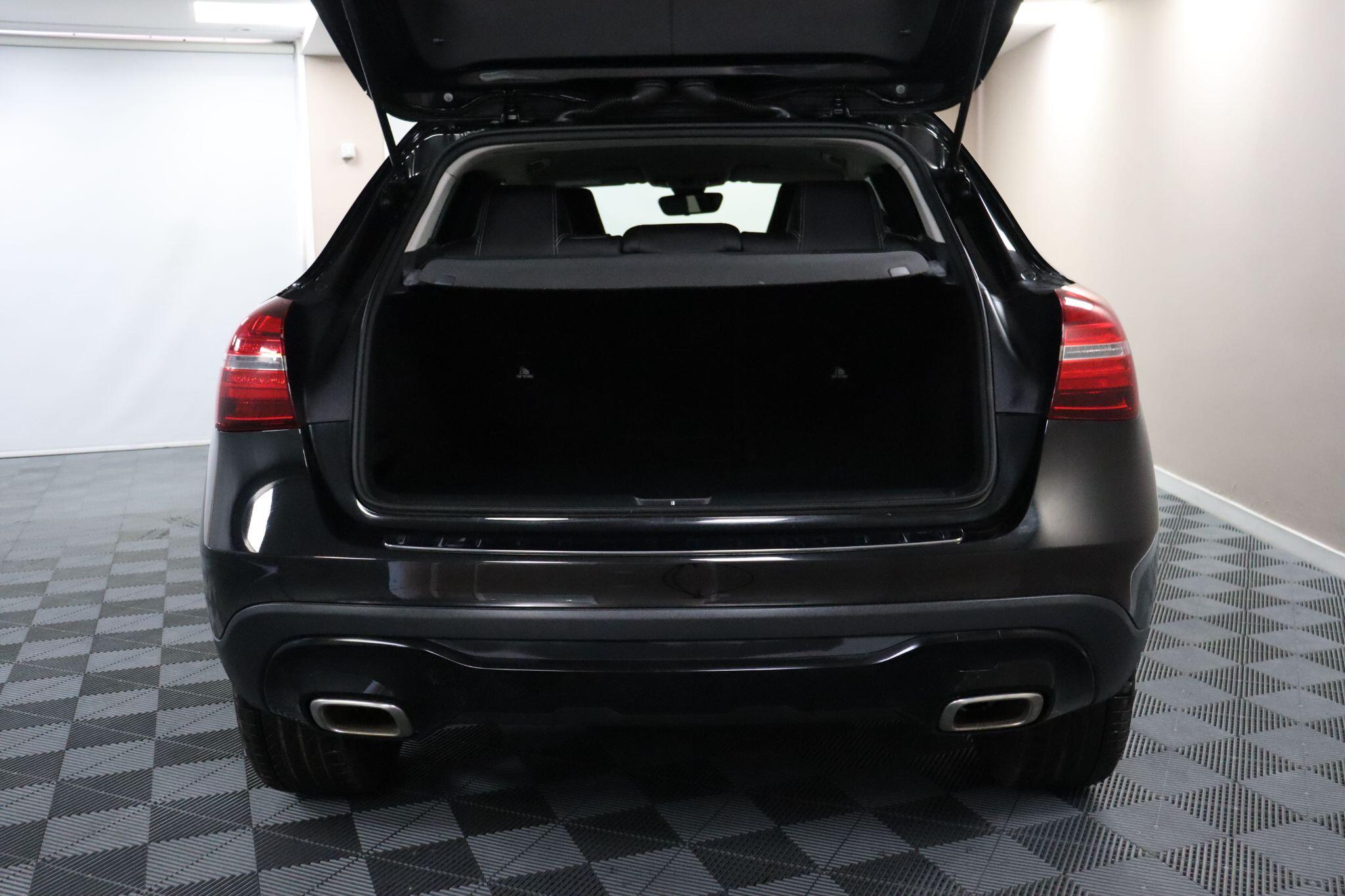 Mercedes-Benz Gla view 14