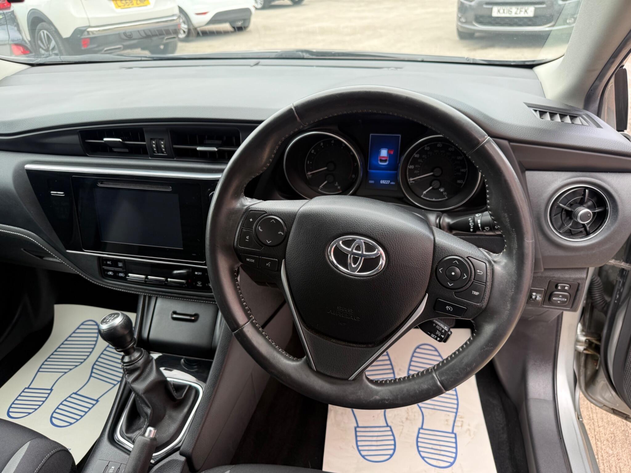 Toyota Auris view 11