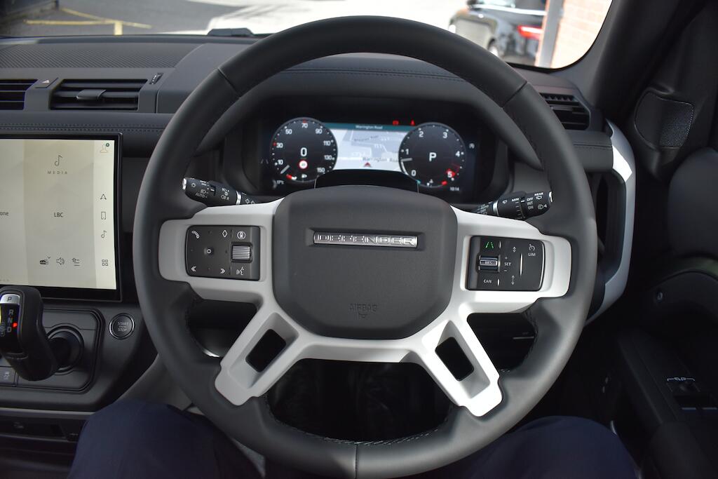 Land Rover Defender 110 view 54