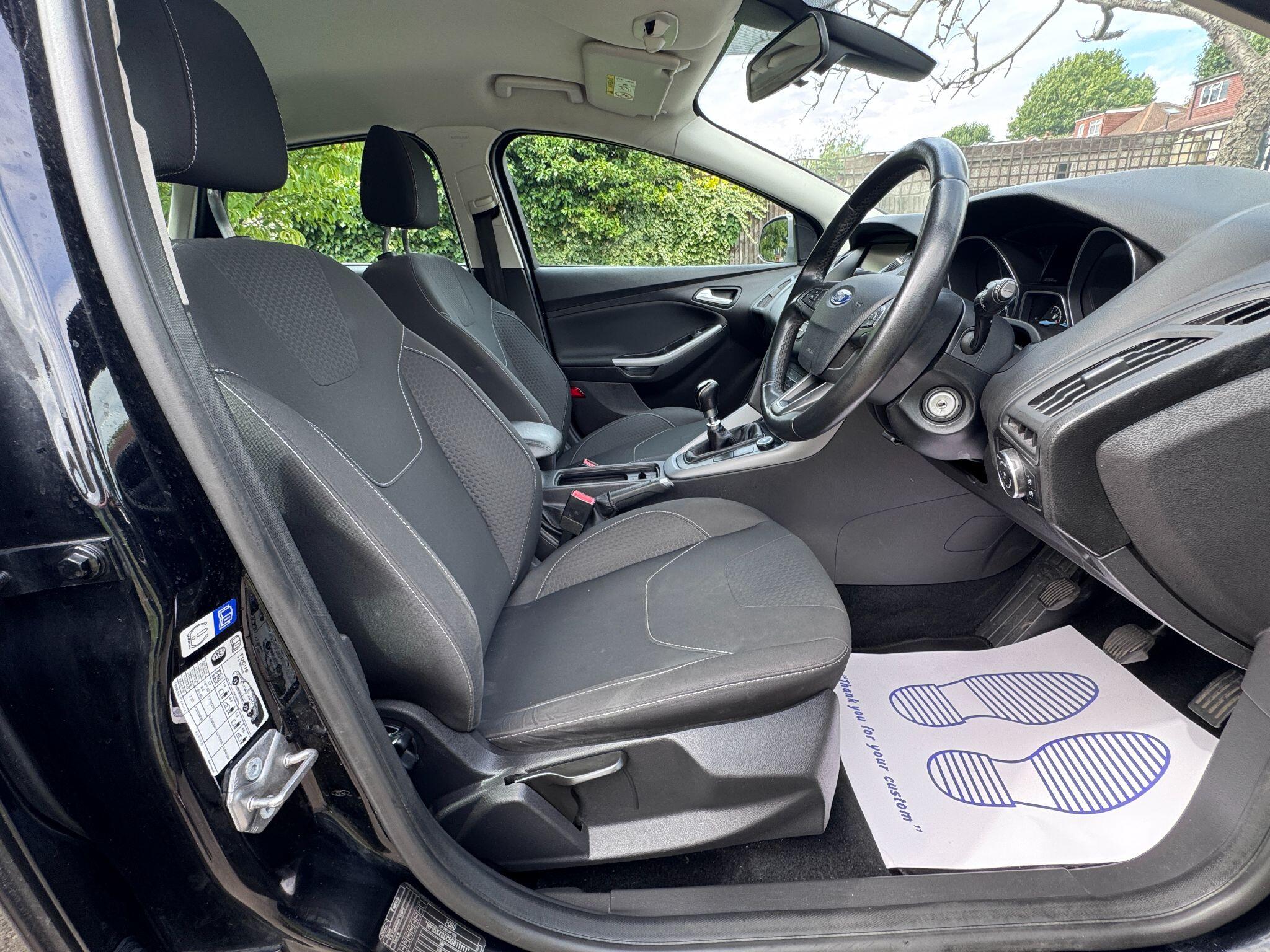 2016 Ford Focus image 16