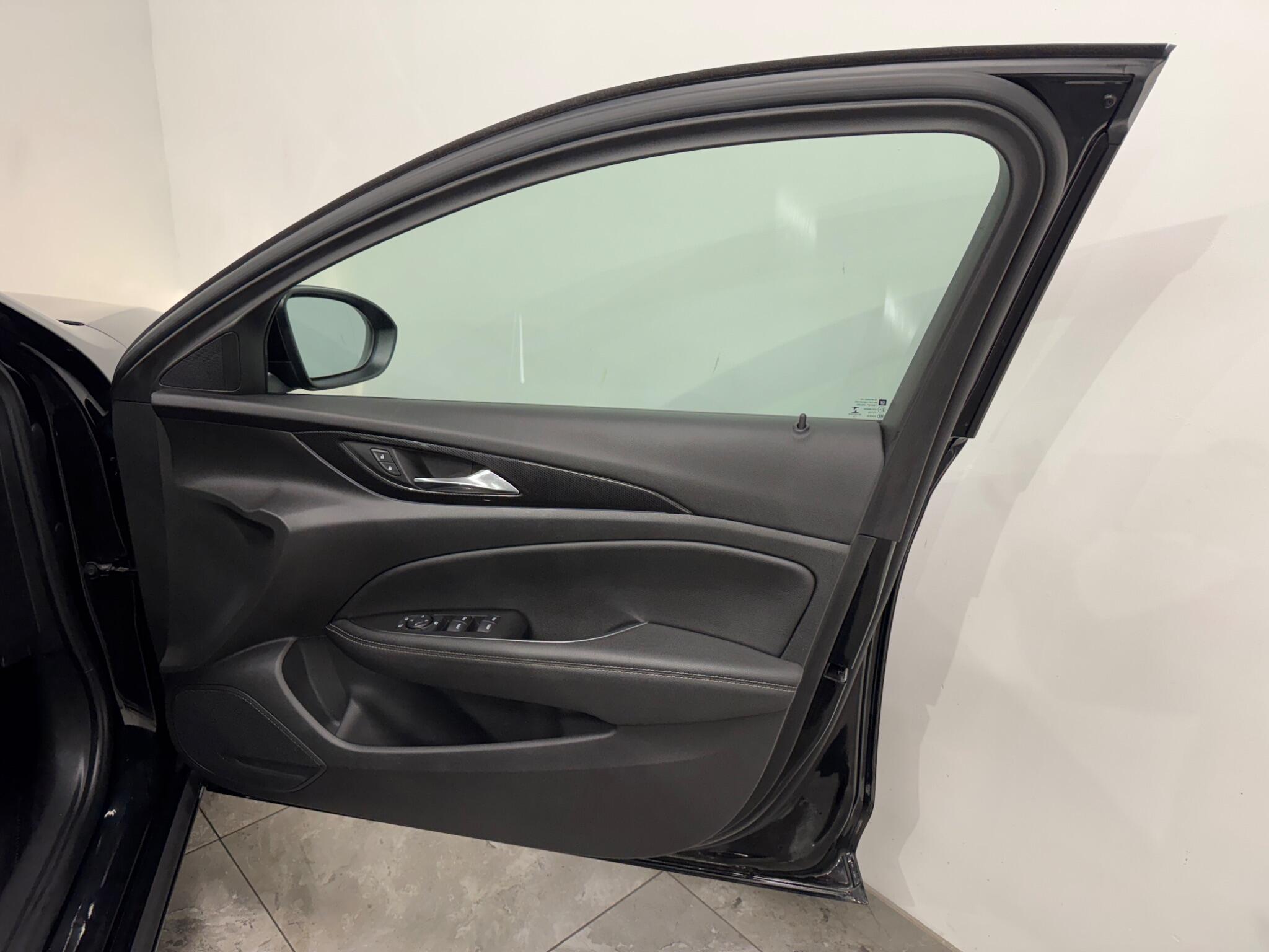 Vauxhall Insignia view 12