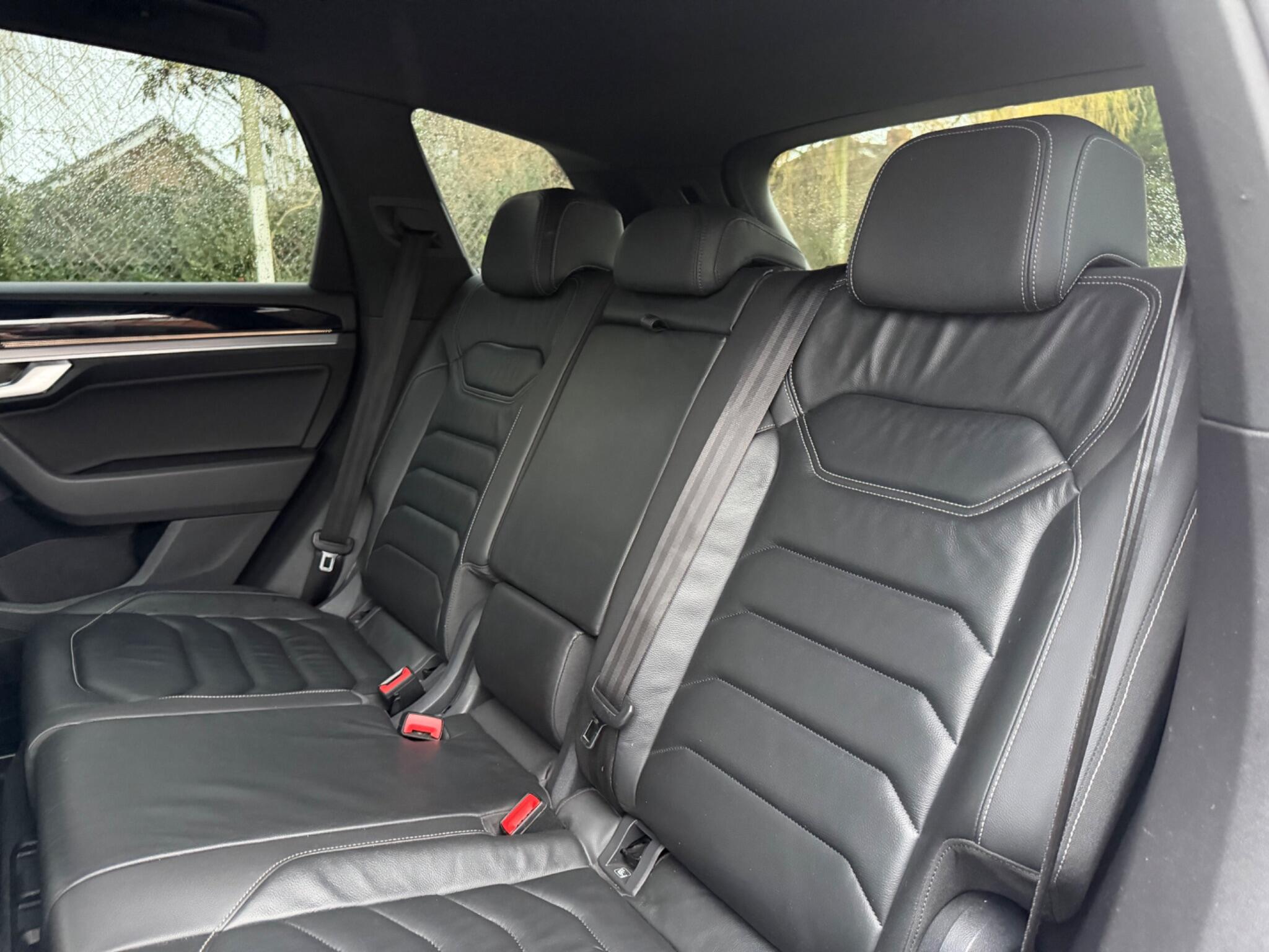 Volkswagen Touareg view 24