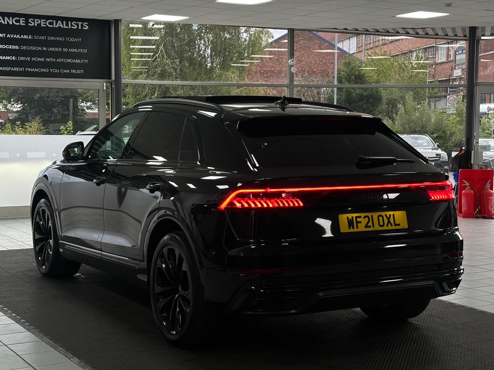 Audi Q8 view 9