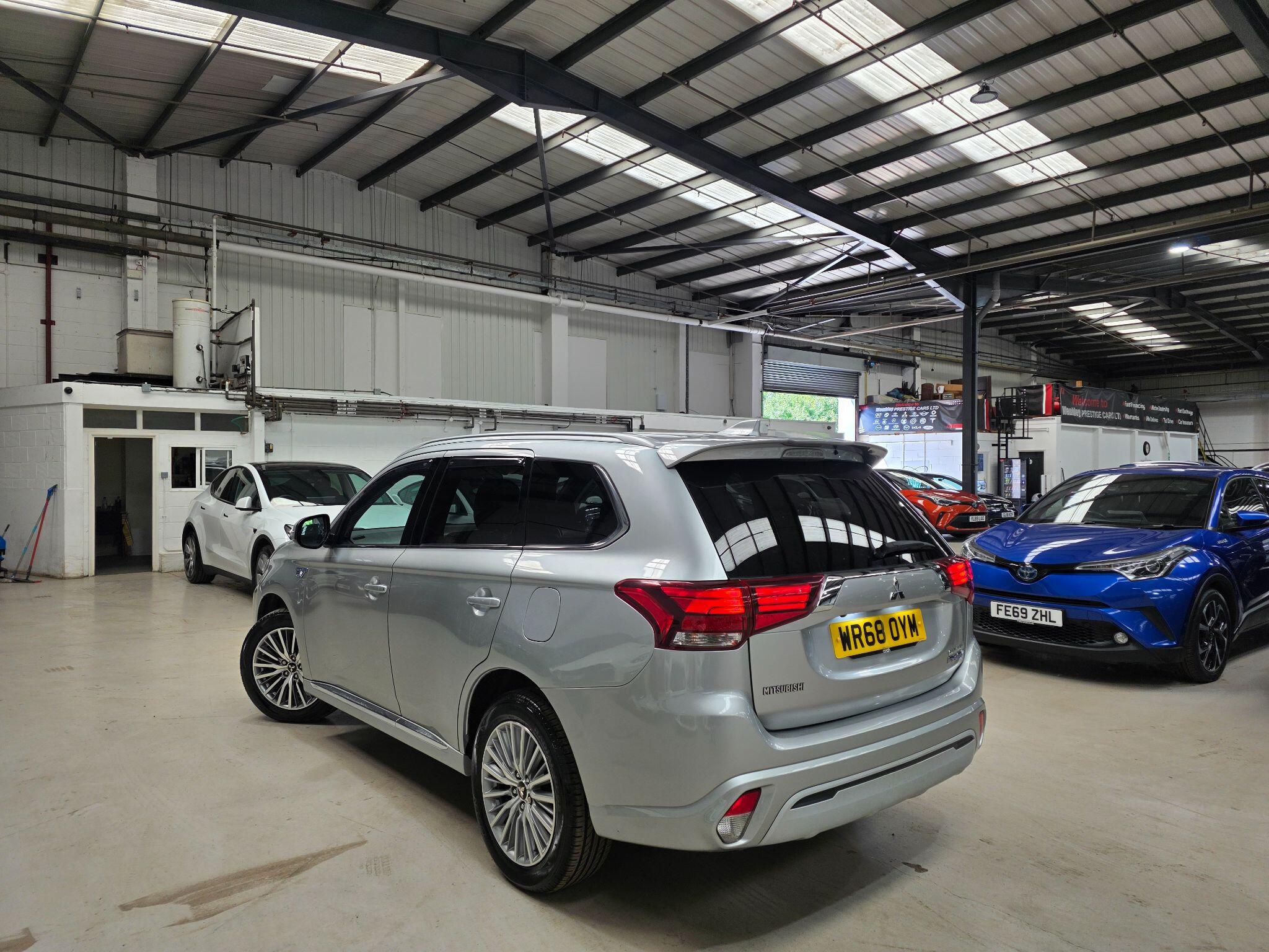 Mitsubishi Outlander view 29