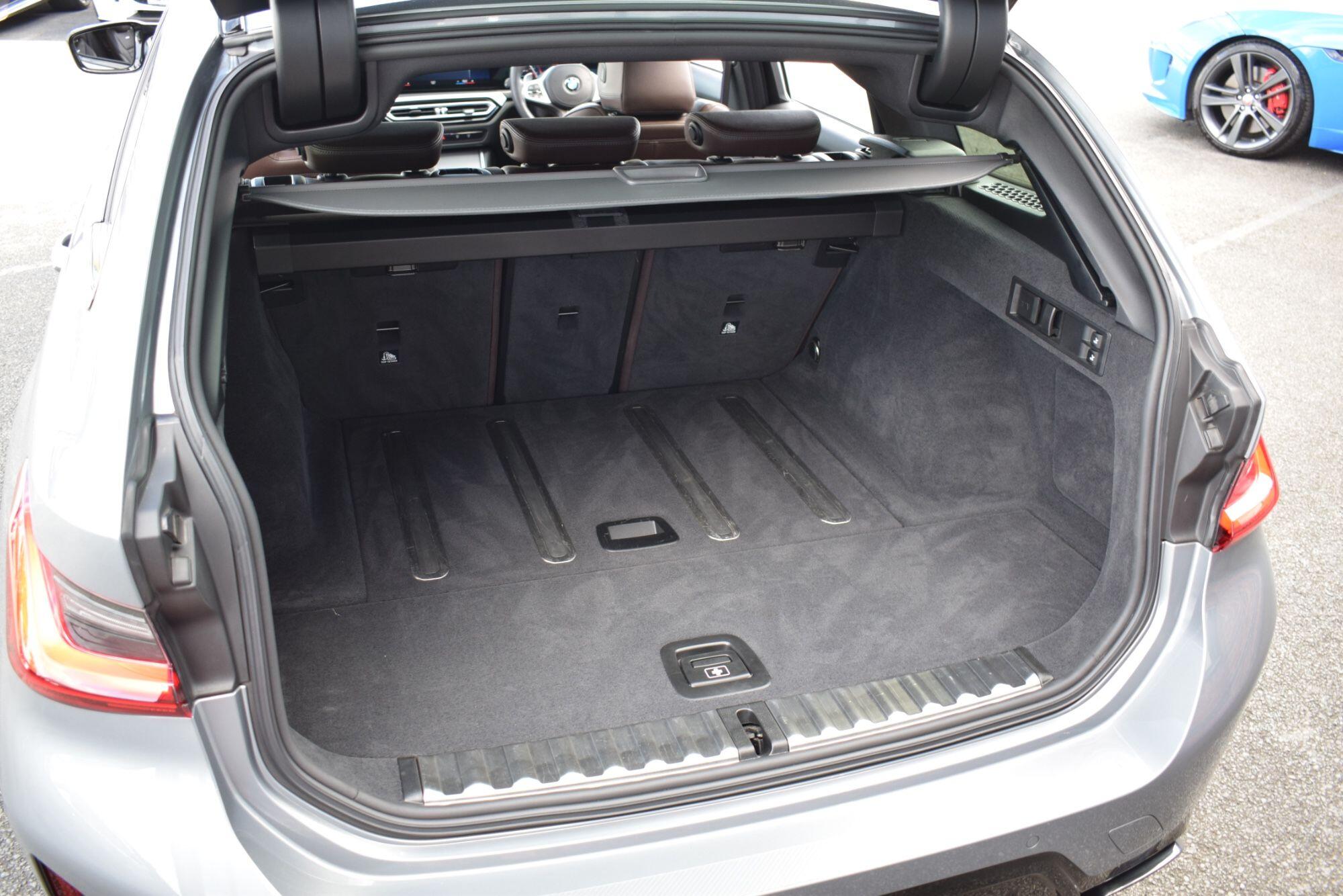 BMW 3 Series view 28