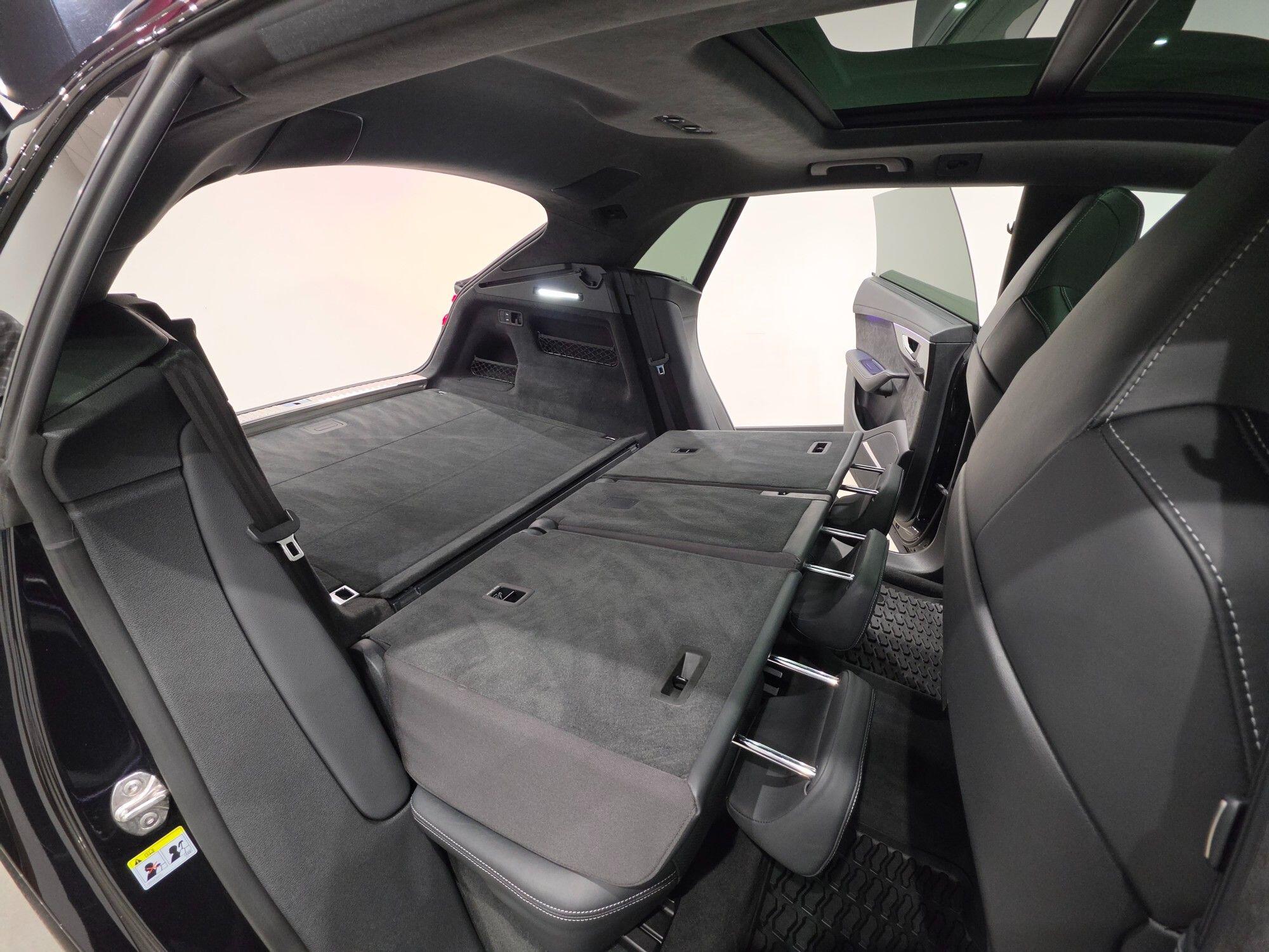 Audi Q8 view 80