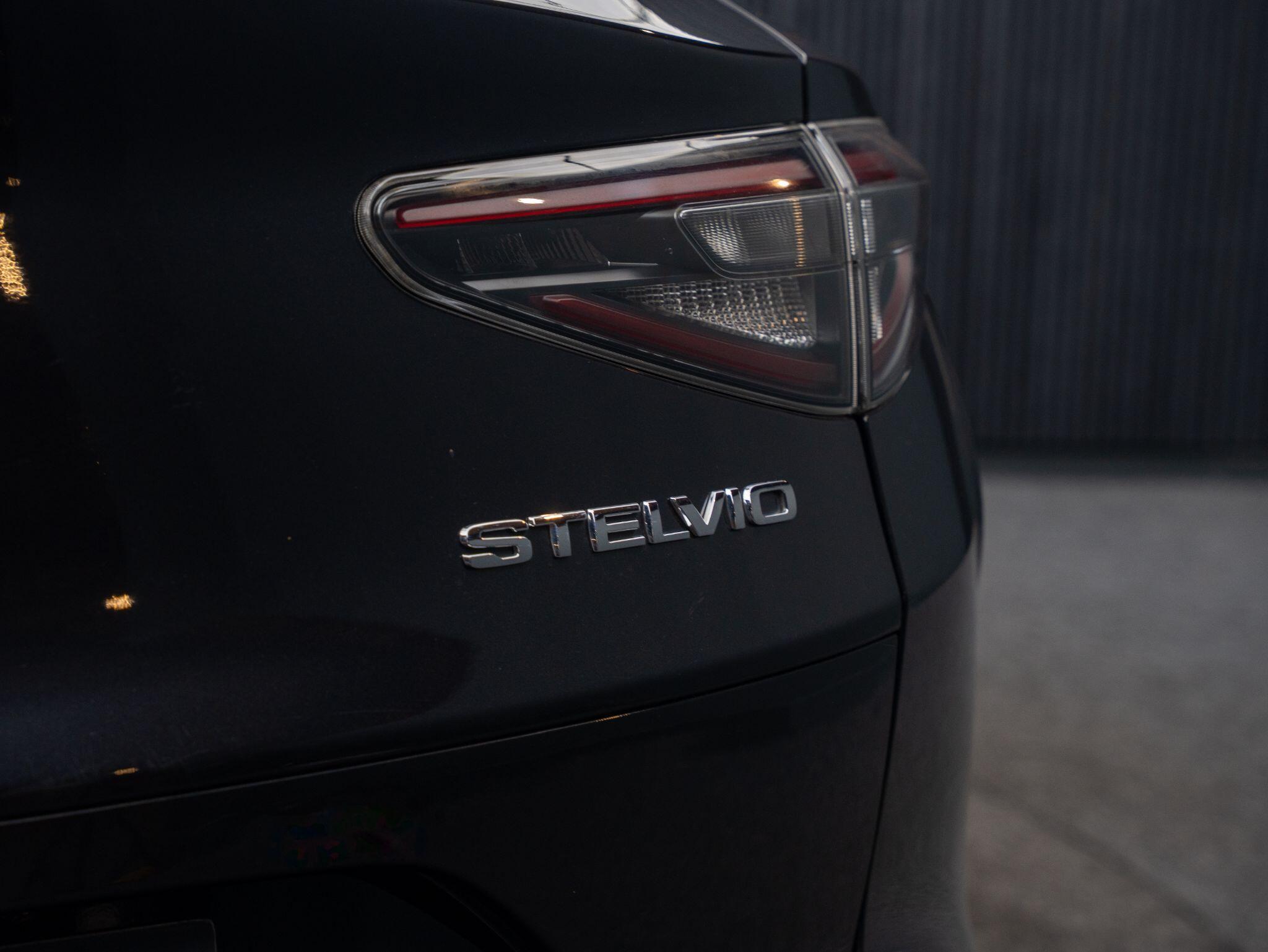 Alfa Romeo Stelvio view 29